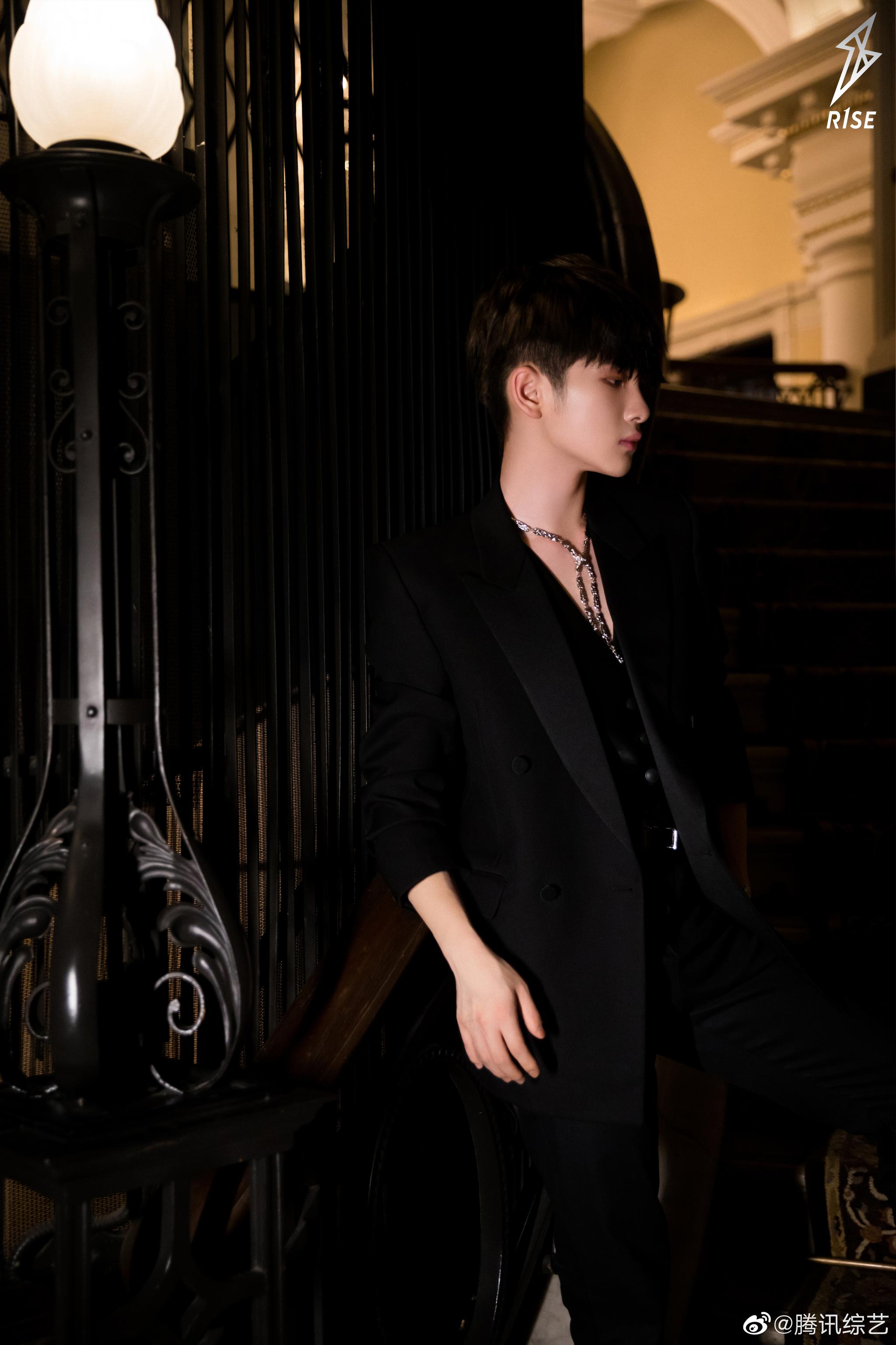 贵族王子@r1se-周震南 来啦 南南身穿黑色深v西装