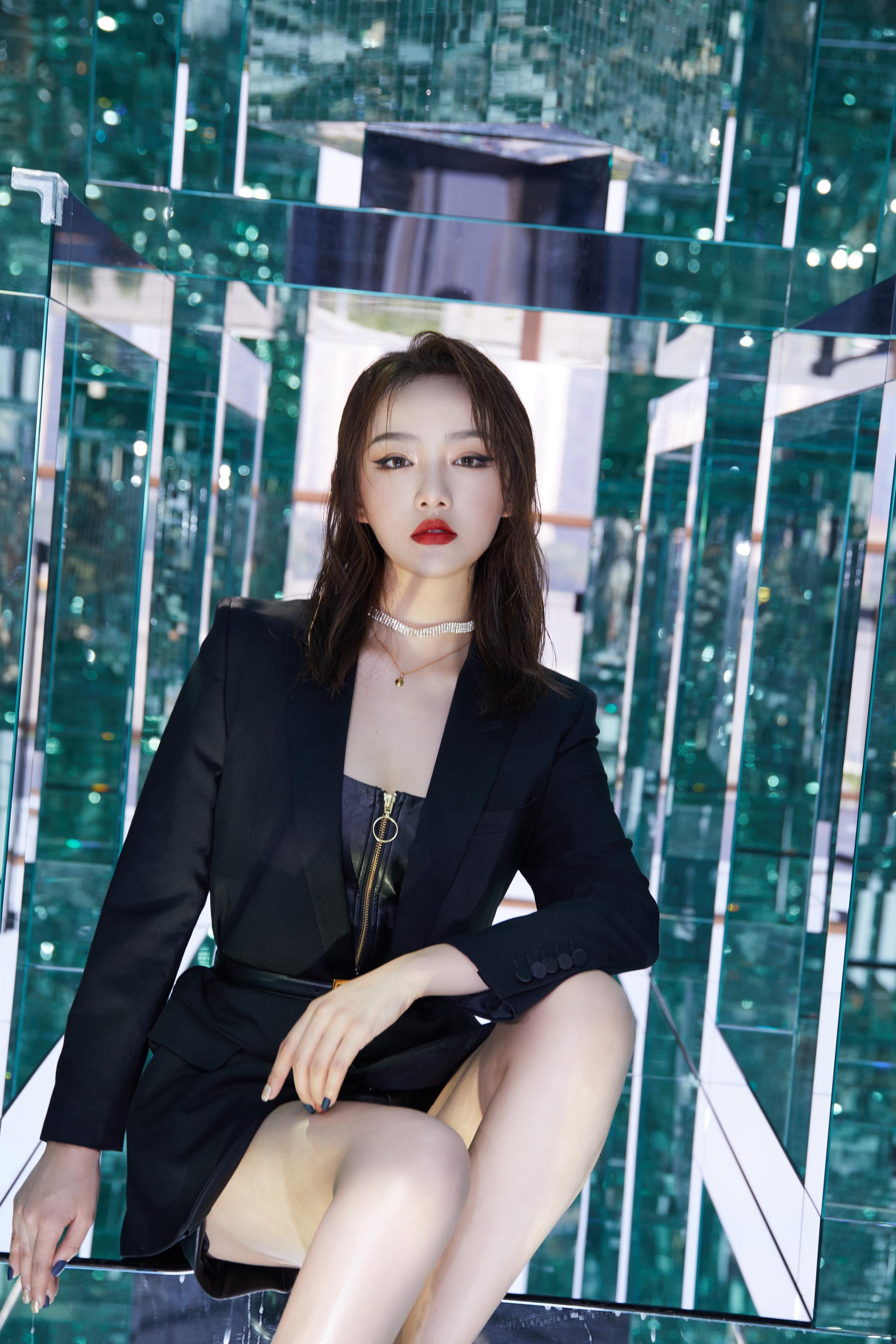 欢娱影视演员吴佳怡six今日出席ysl高定时妆发布会