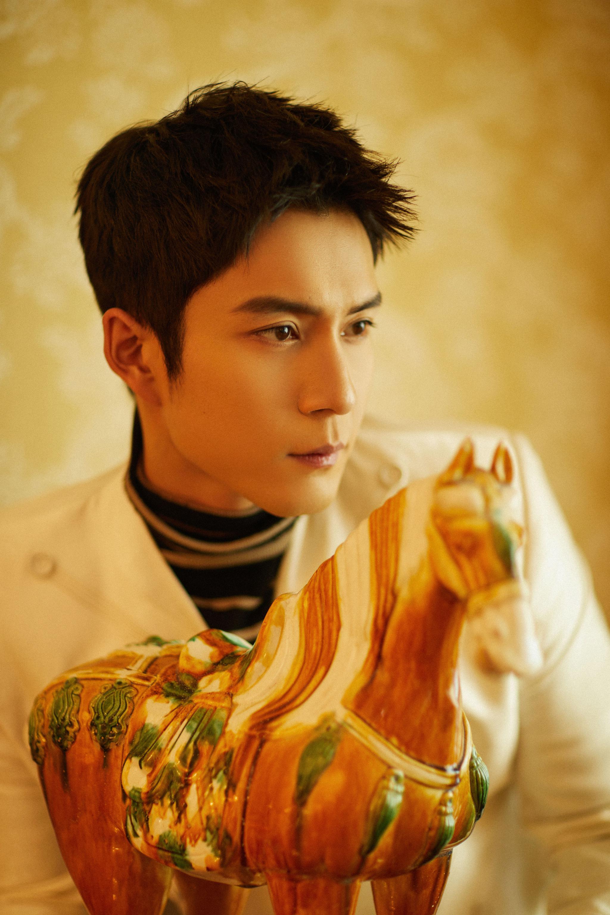 韩东君现身发布及派对现场独有气质破风格界限