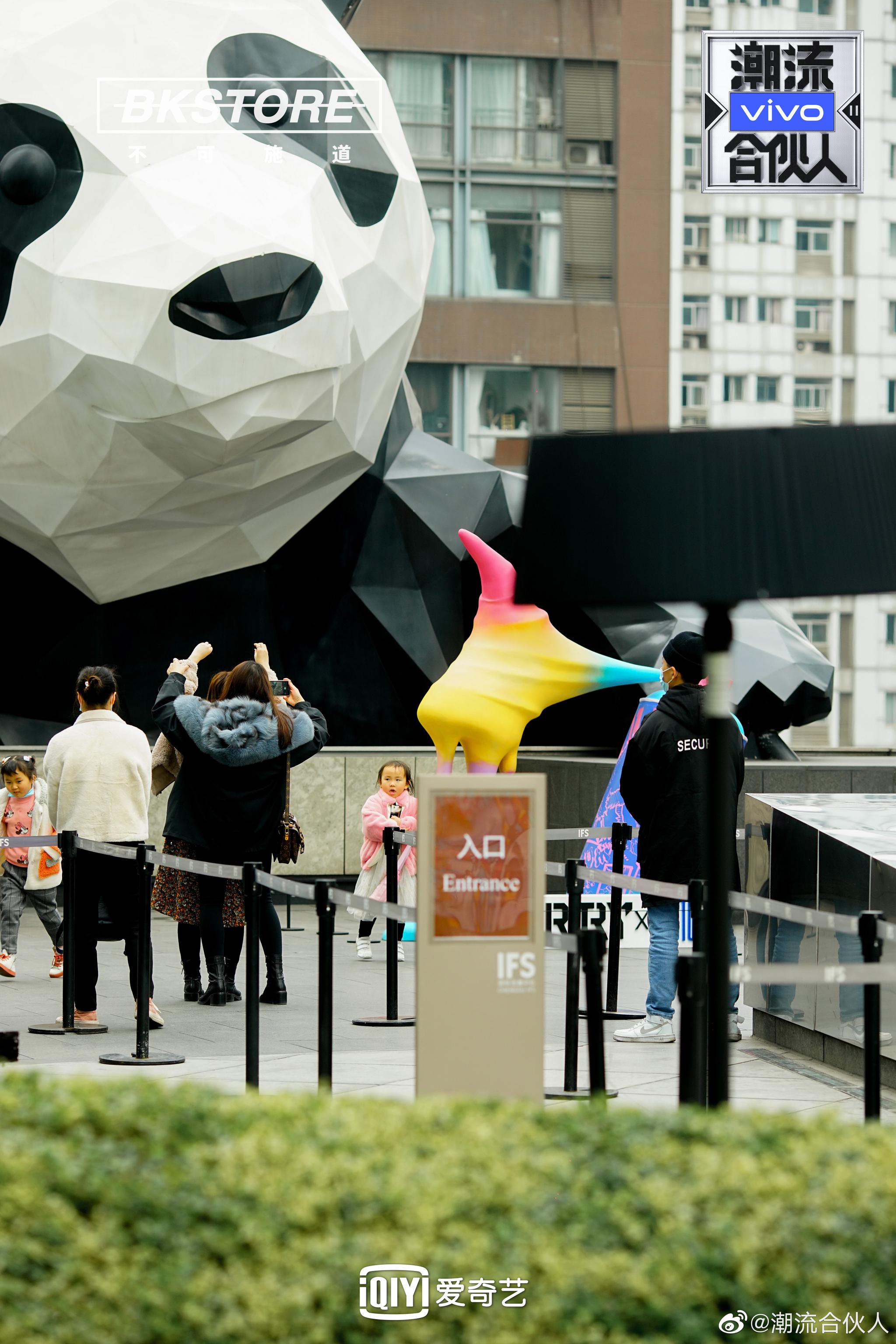 又添新成员!潮流艺术装置正式落地成都 时尚潮流碰撞