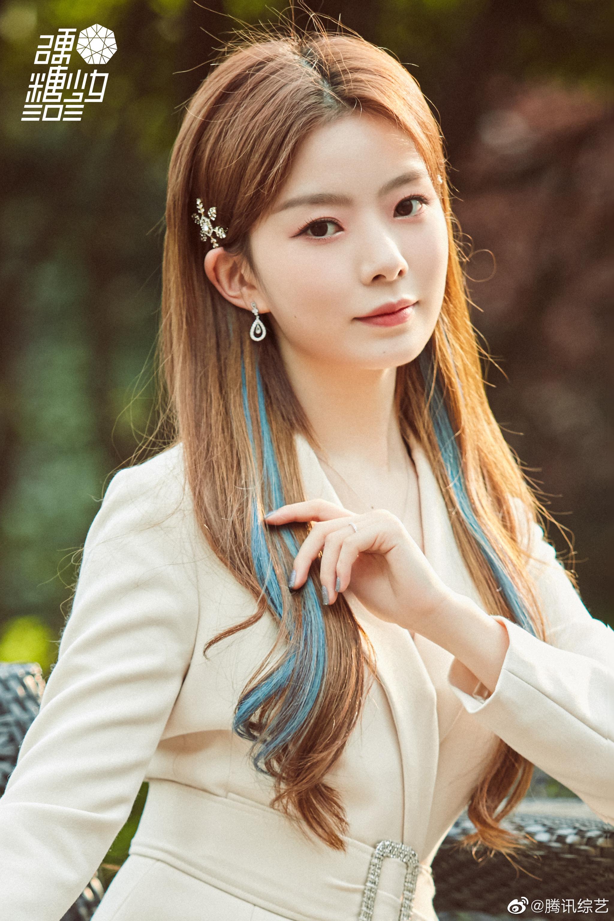 一袭简约西装裙,尽显优雅风采……|硬糖少女|陈卓璇_新浪新闻