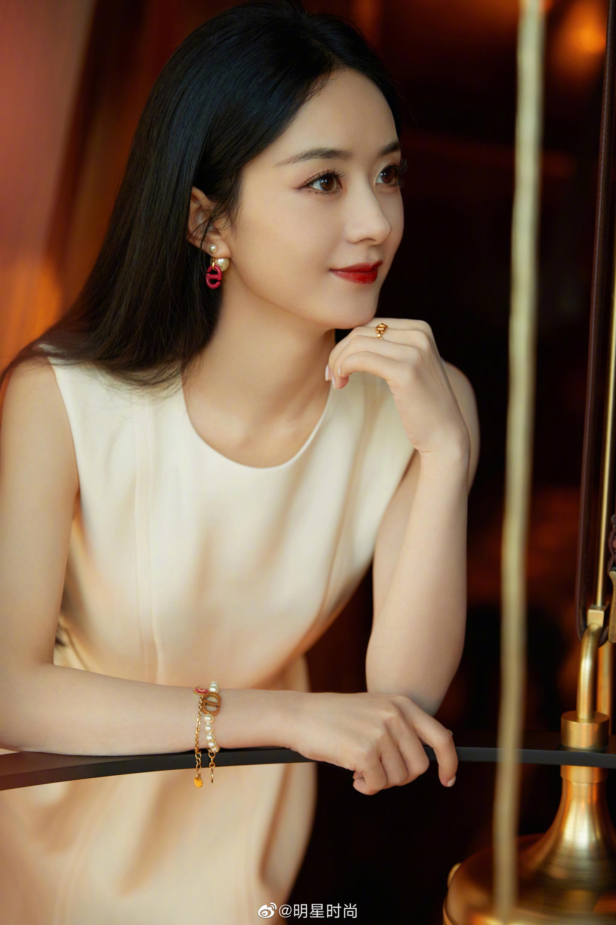 赵丽颖今日份造型,黑长直披发搭配无袖白色短收腰裙……|赵丽颖_新浪