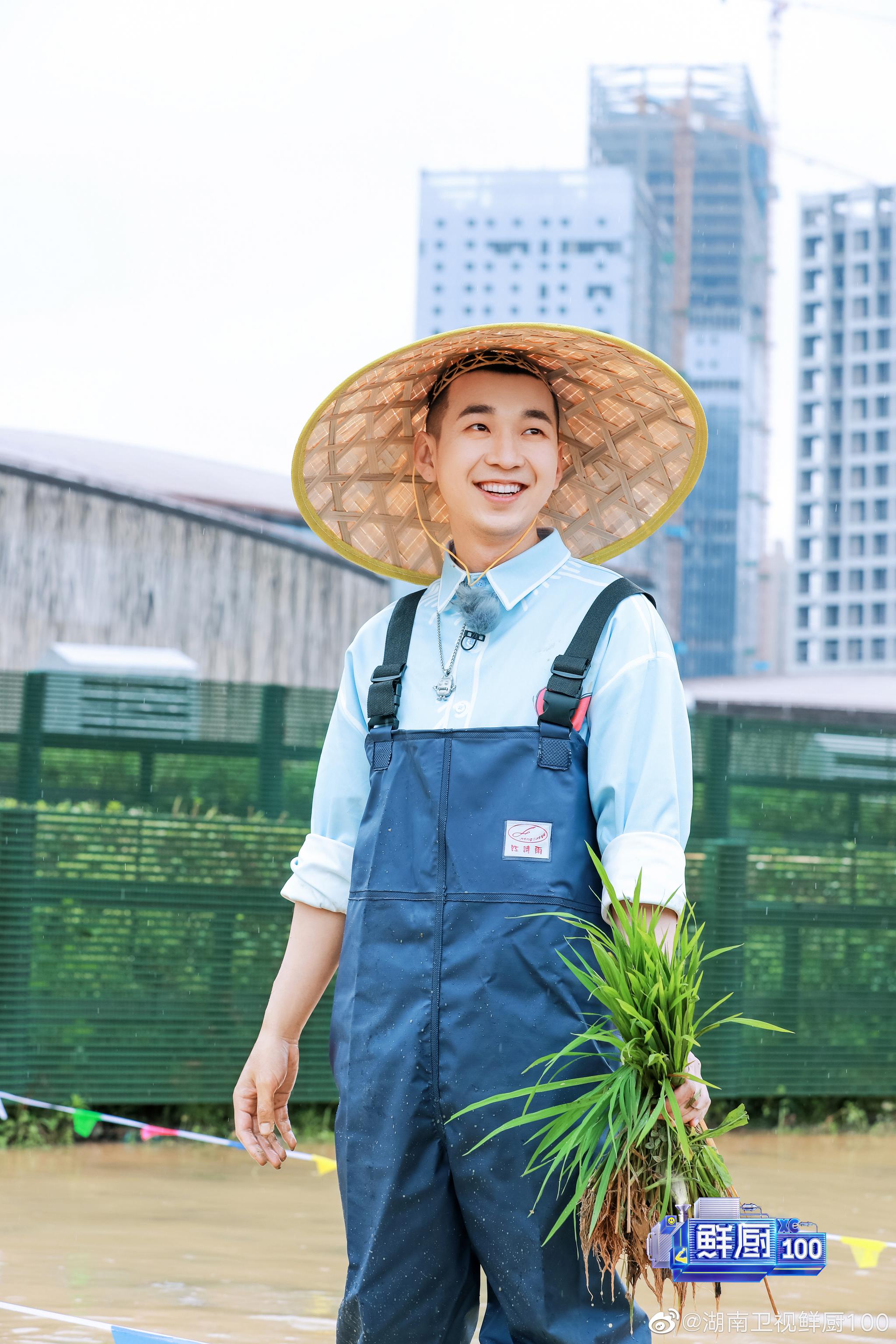 稳重从容的@张景轩solomon 今晚十点《鲜厨100》见