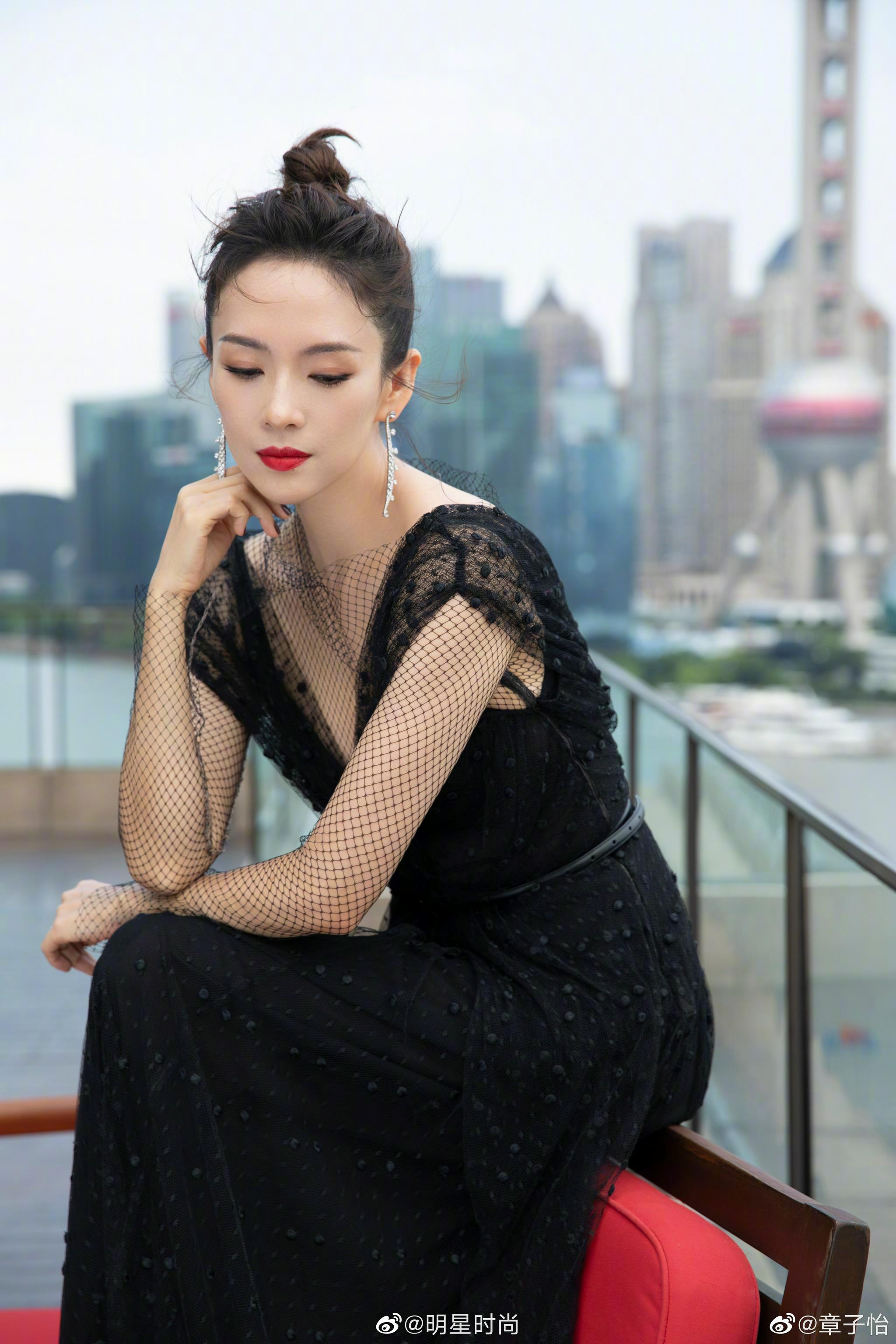 章子怡今日份的造型一袭身着深v薄纱礼服高贵大气