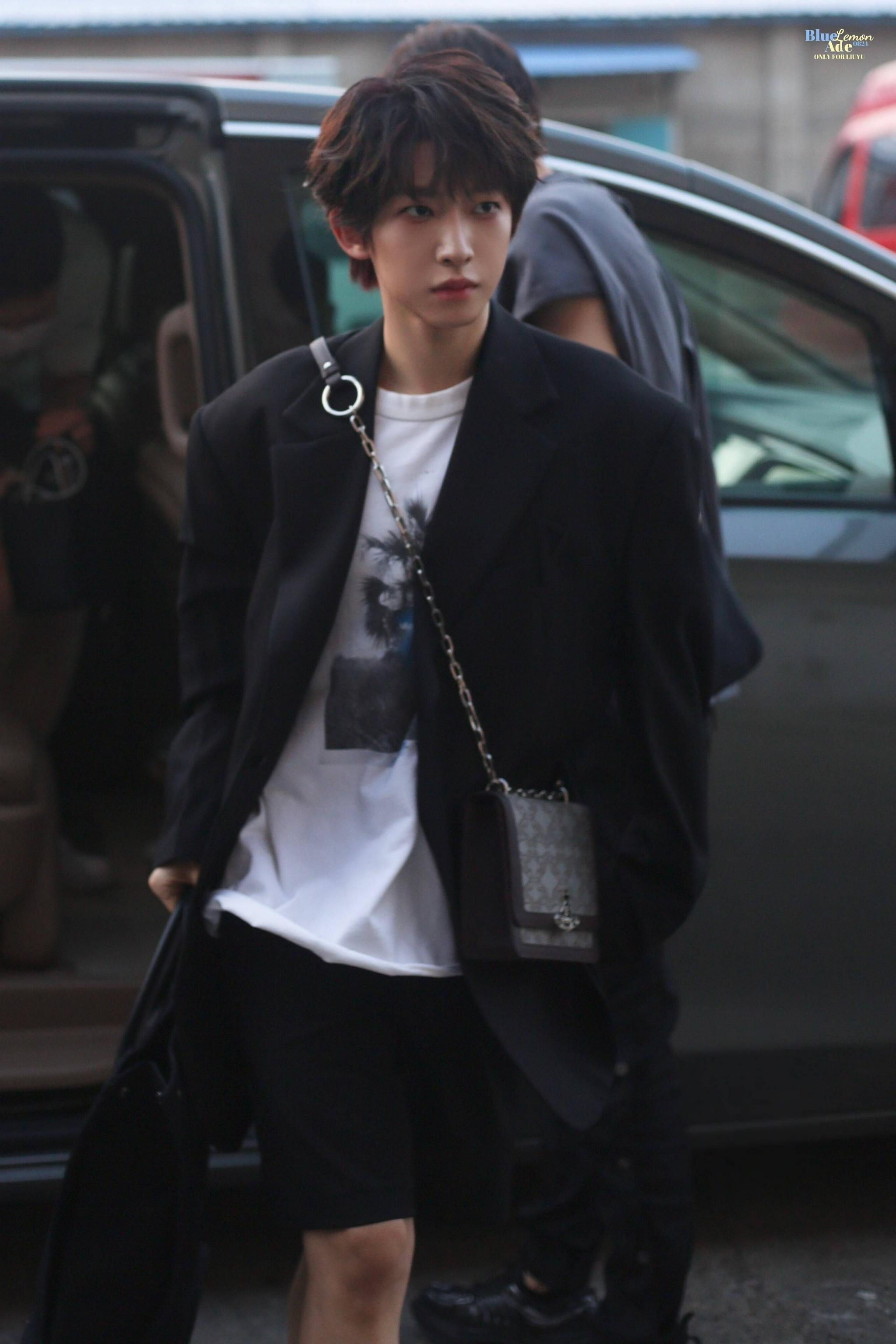 刘宇上班饭拍 黑西装搭配黑短裤白袜子