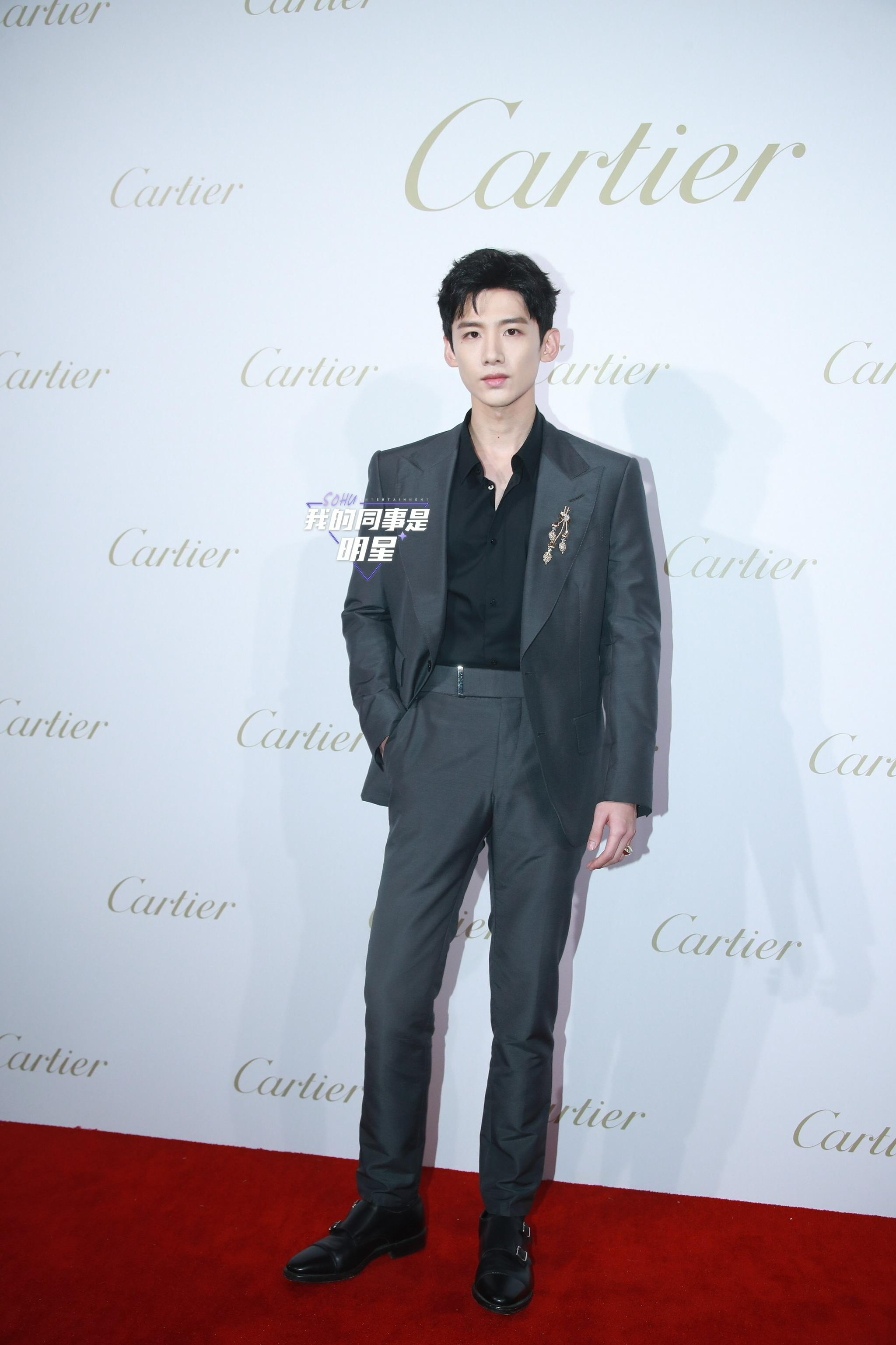 李现白敬亭天台大片黑白光影好有氛围感帅哥同框好养眼