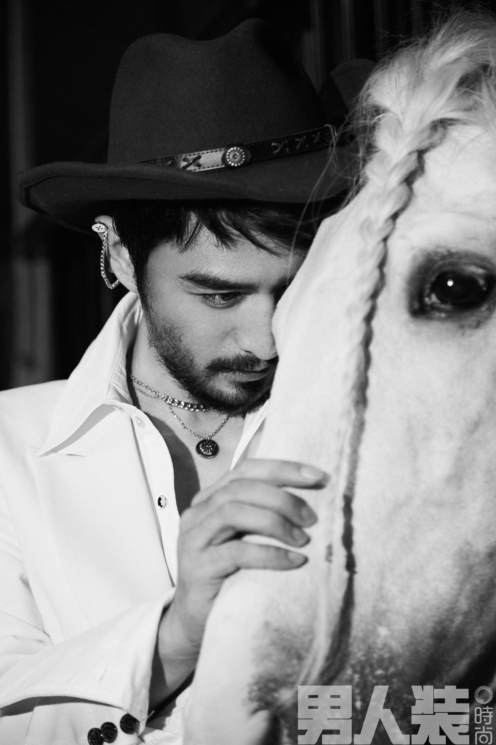 张晓晨男人装曝光随性自由黑白反转眼神深邃