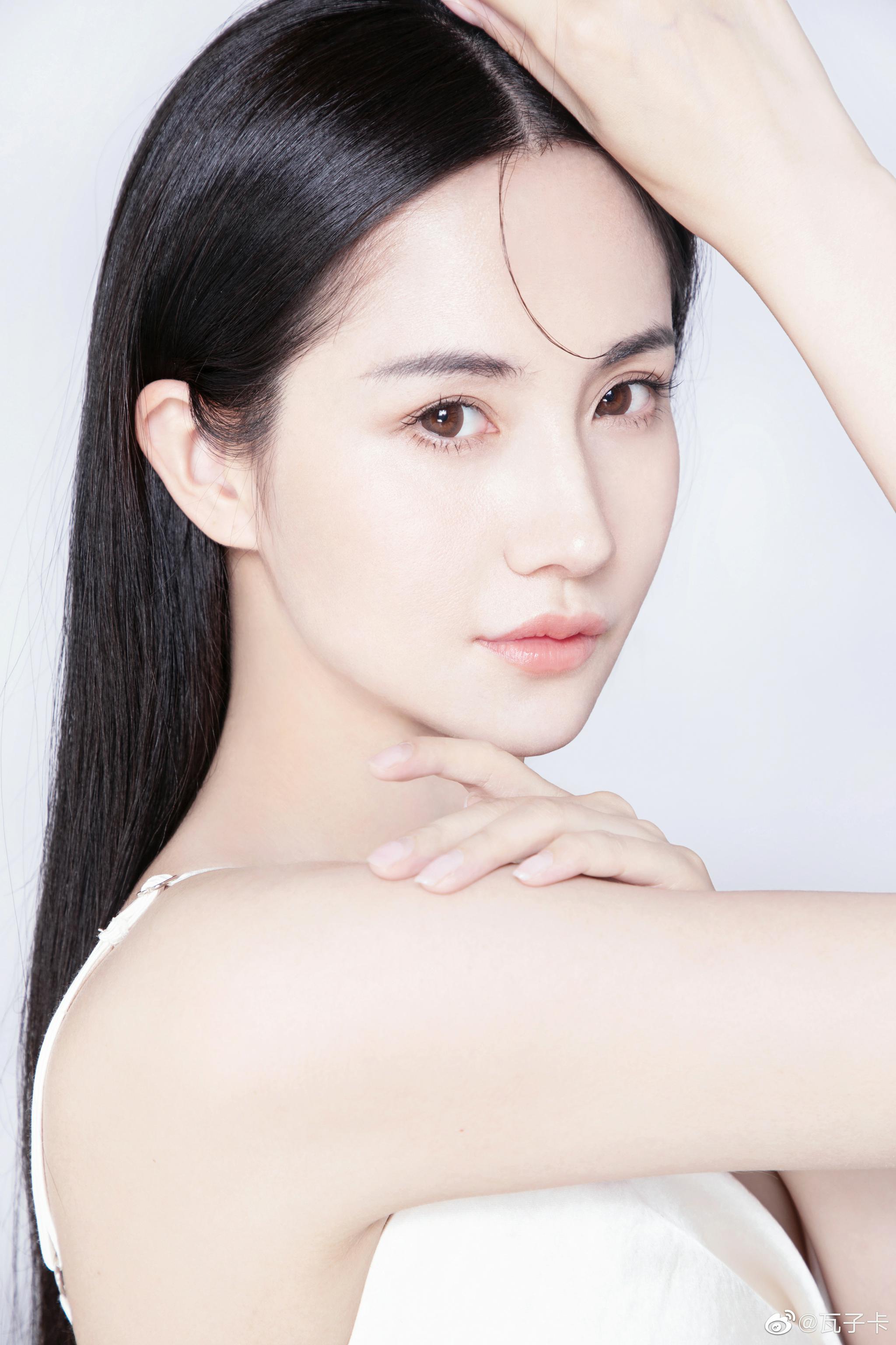 白色与花 | 简约人像 出镜@蓝心妍 摄影__财经头条