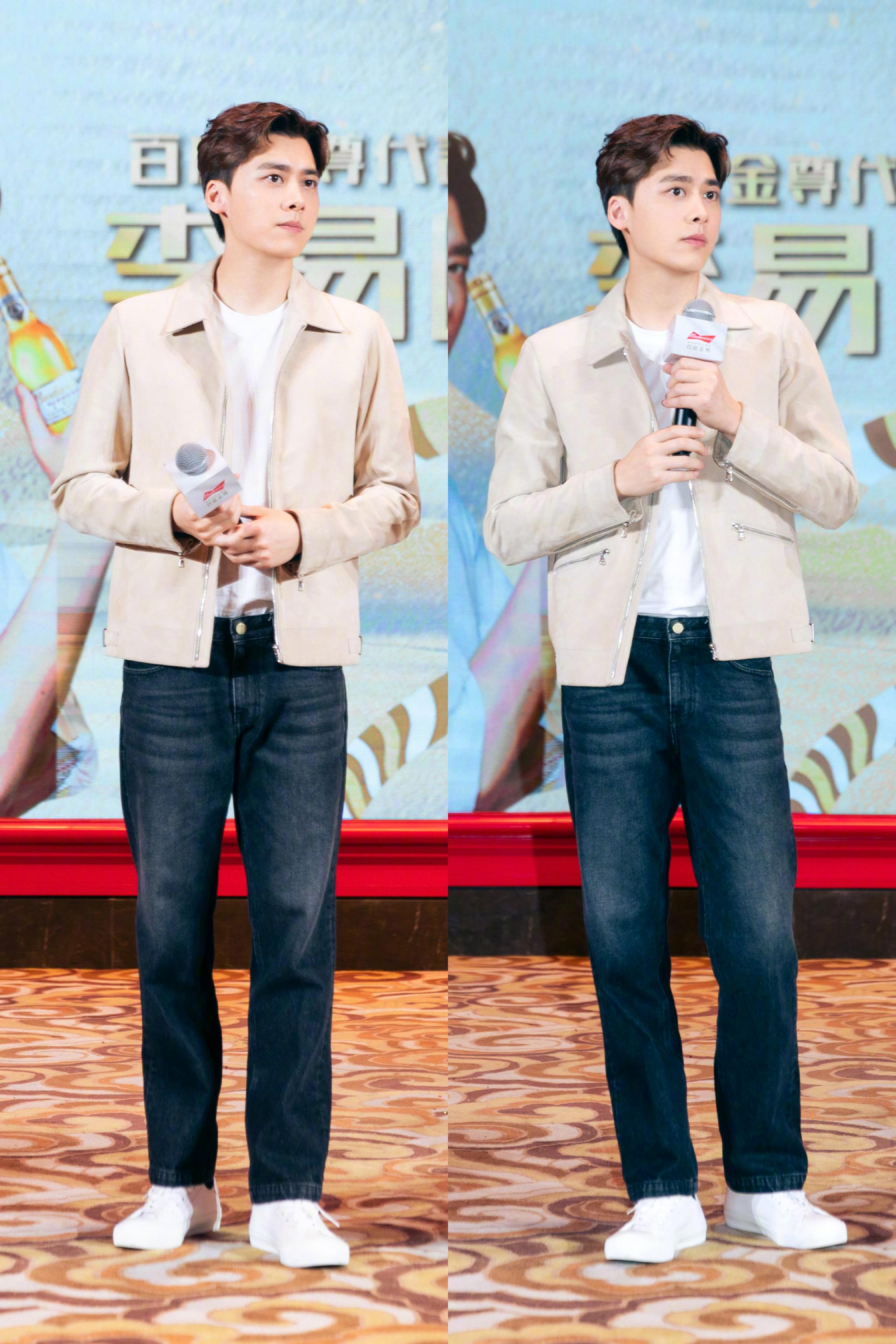 李易峰今日活动造型图 浅色外套搭配牛仔长裤,淡雅清新