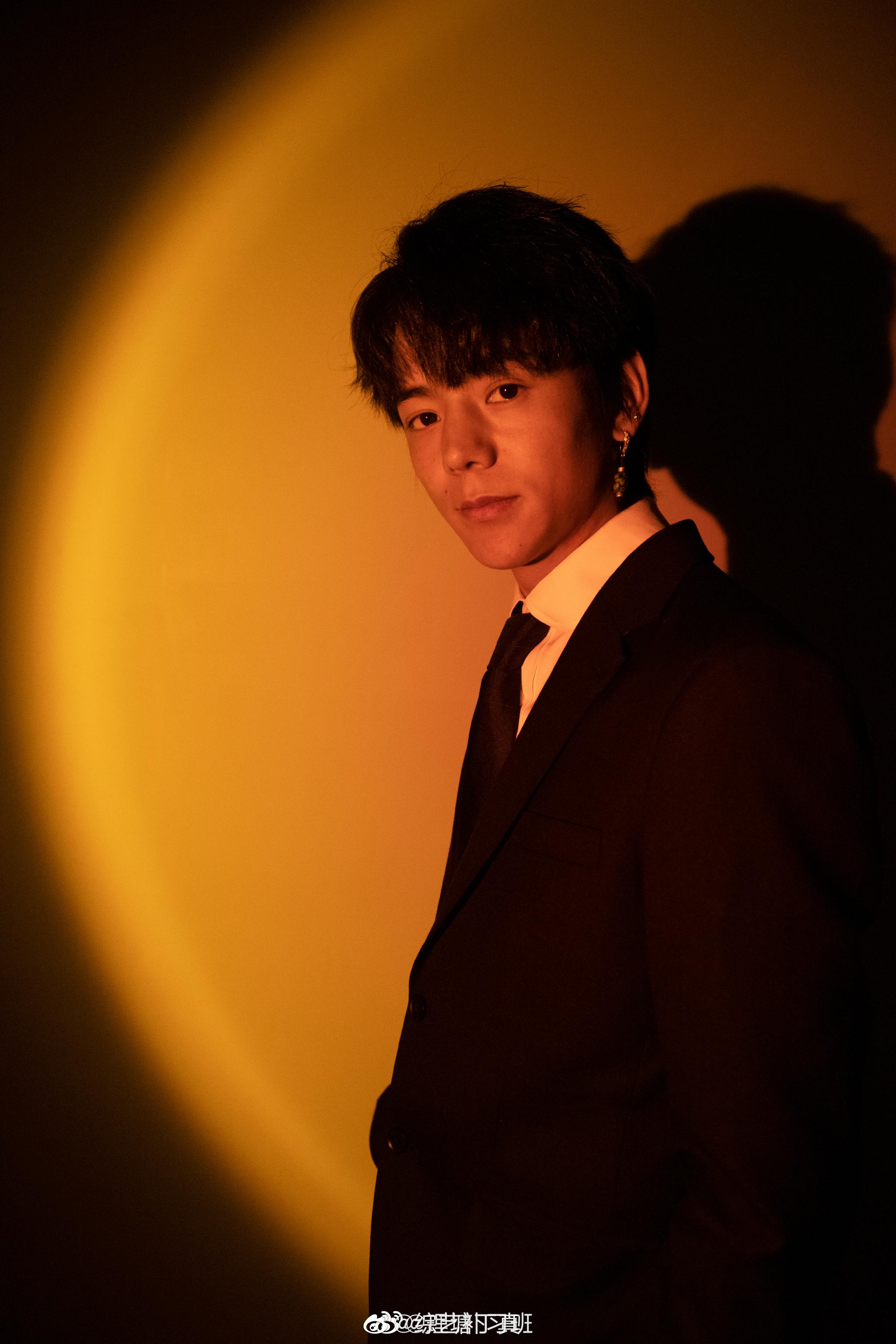 丁真发送落日灯下的四宫格照片说新年过完了