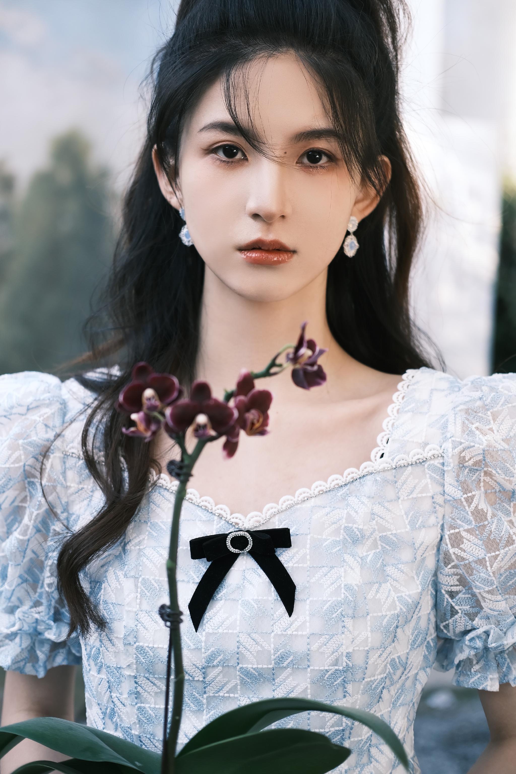 新人演员@刘诗琪67 今天发布了一组春日写真……__财经头条