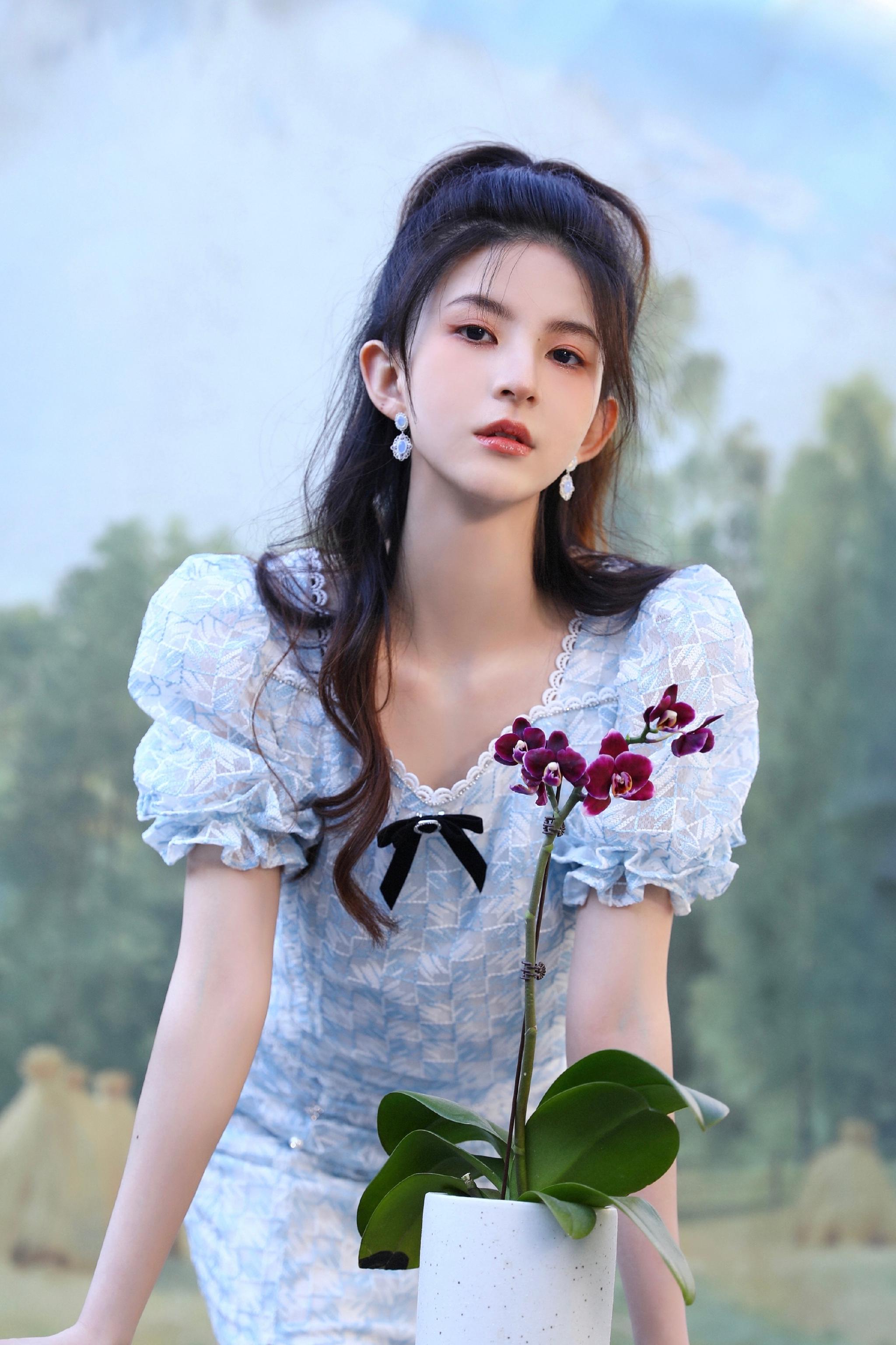 新人演员@刘诗琪67 今天发布了一组春日写真……__财经头条