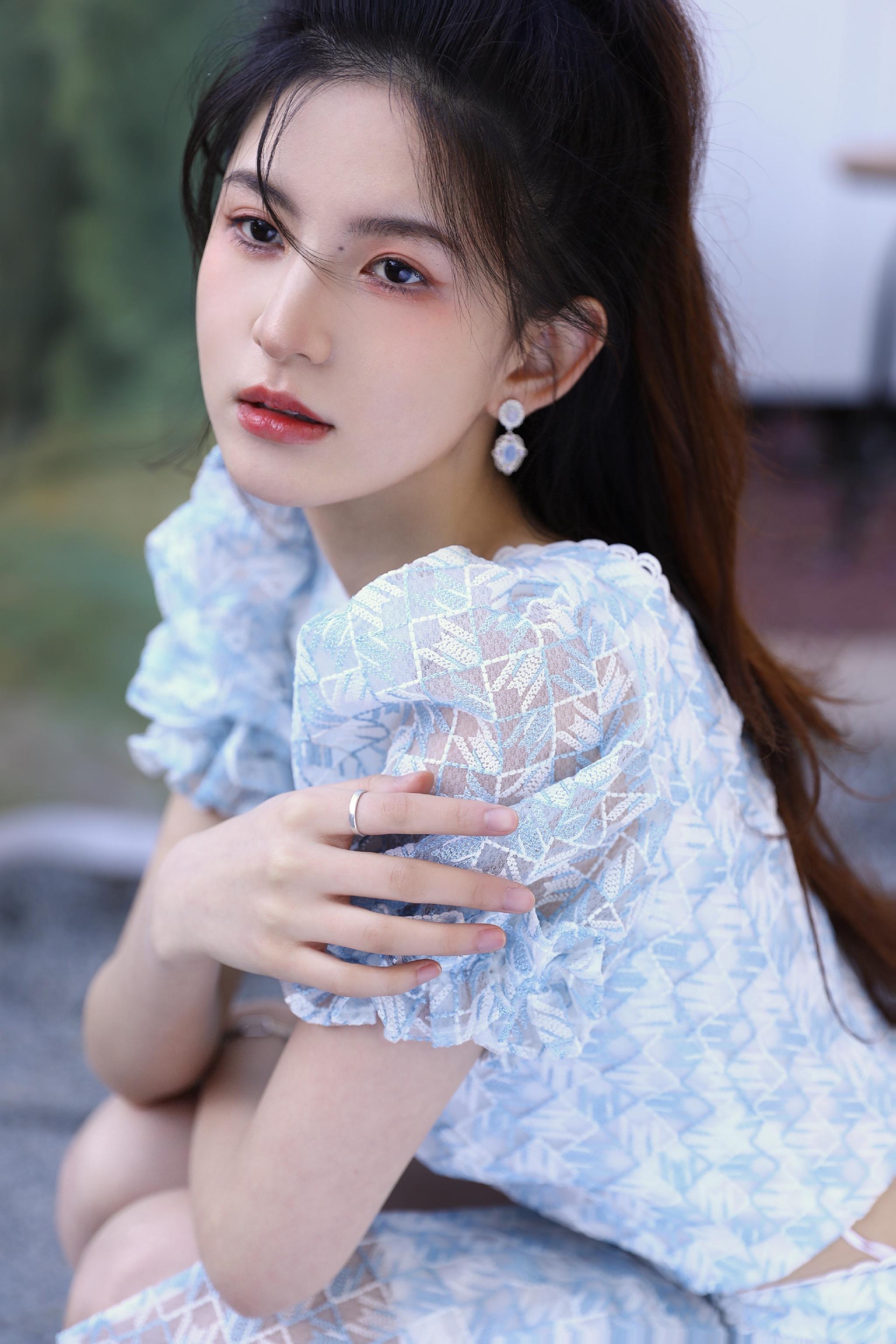 新人演员@刘诗琪67 今天发布了一组春日写真……__财经头条