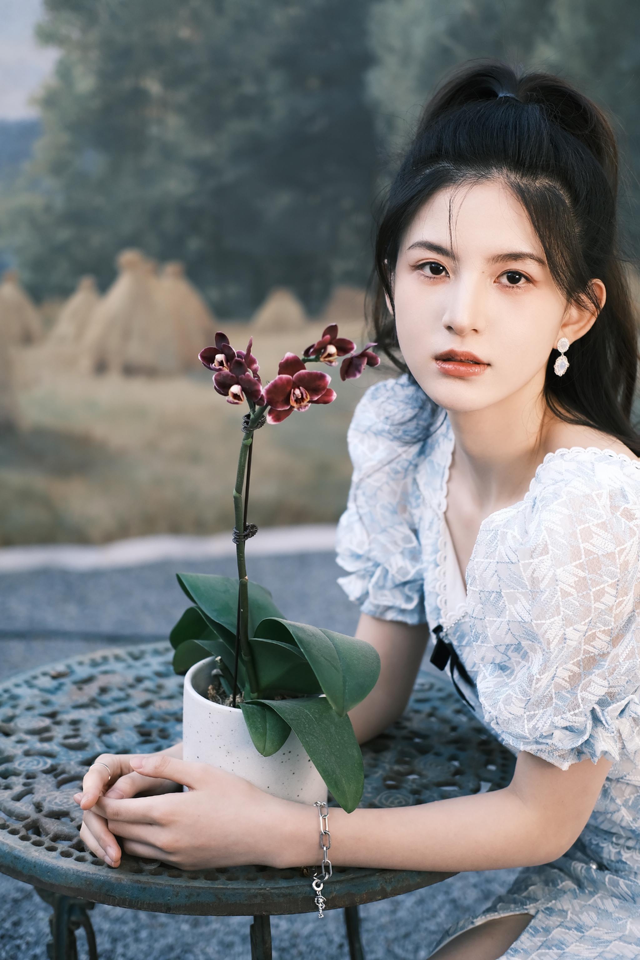 新人演员@刘诗琪67 今天发布了一组春日写真……__财经头条