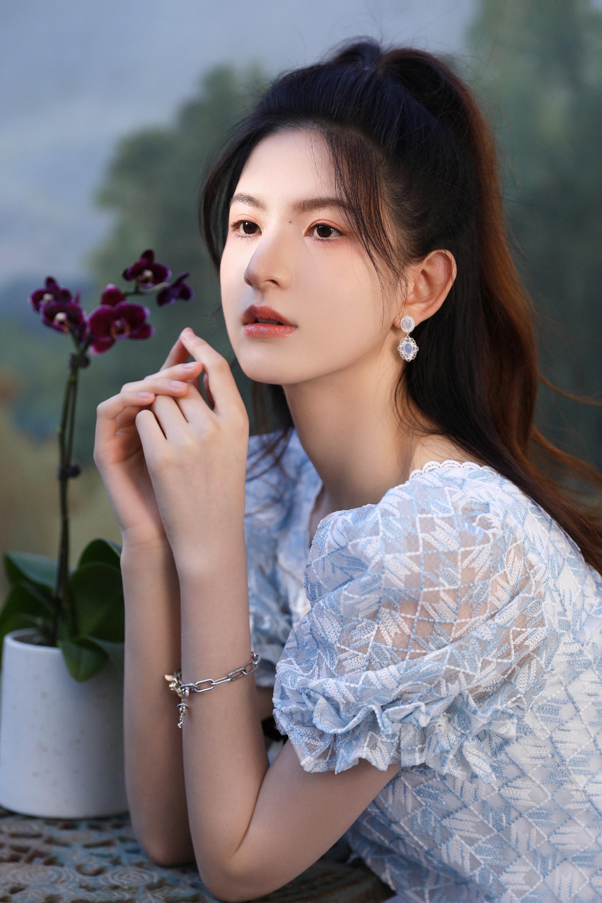 新人演员刘诗琪67今天发布了一组春日写真