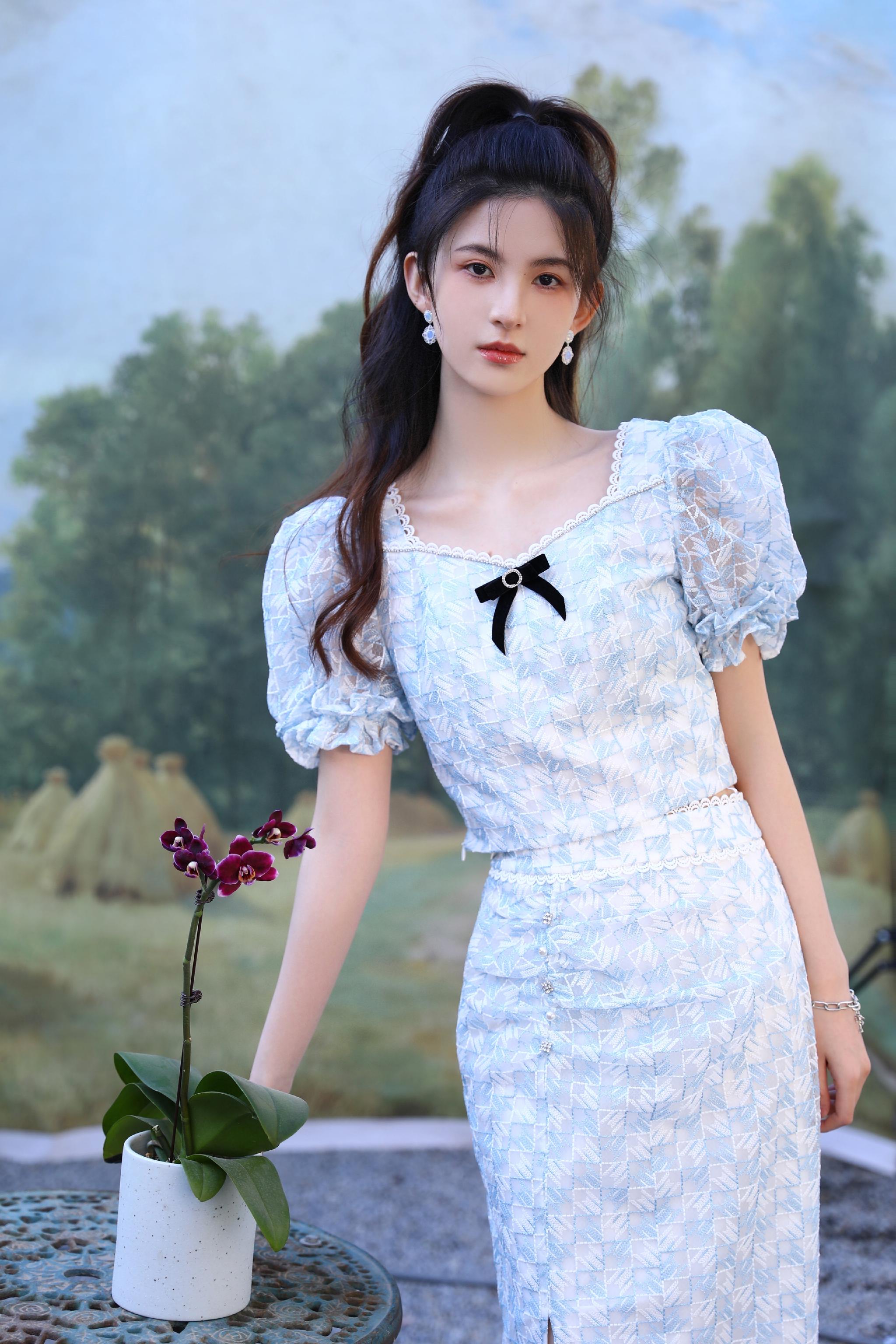 新人演员@刘诗琪67 今天发布了一组春日写真……__财经头条