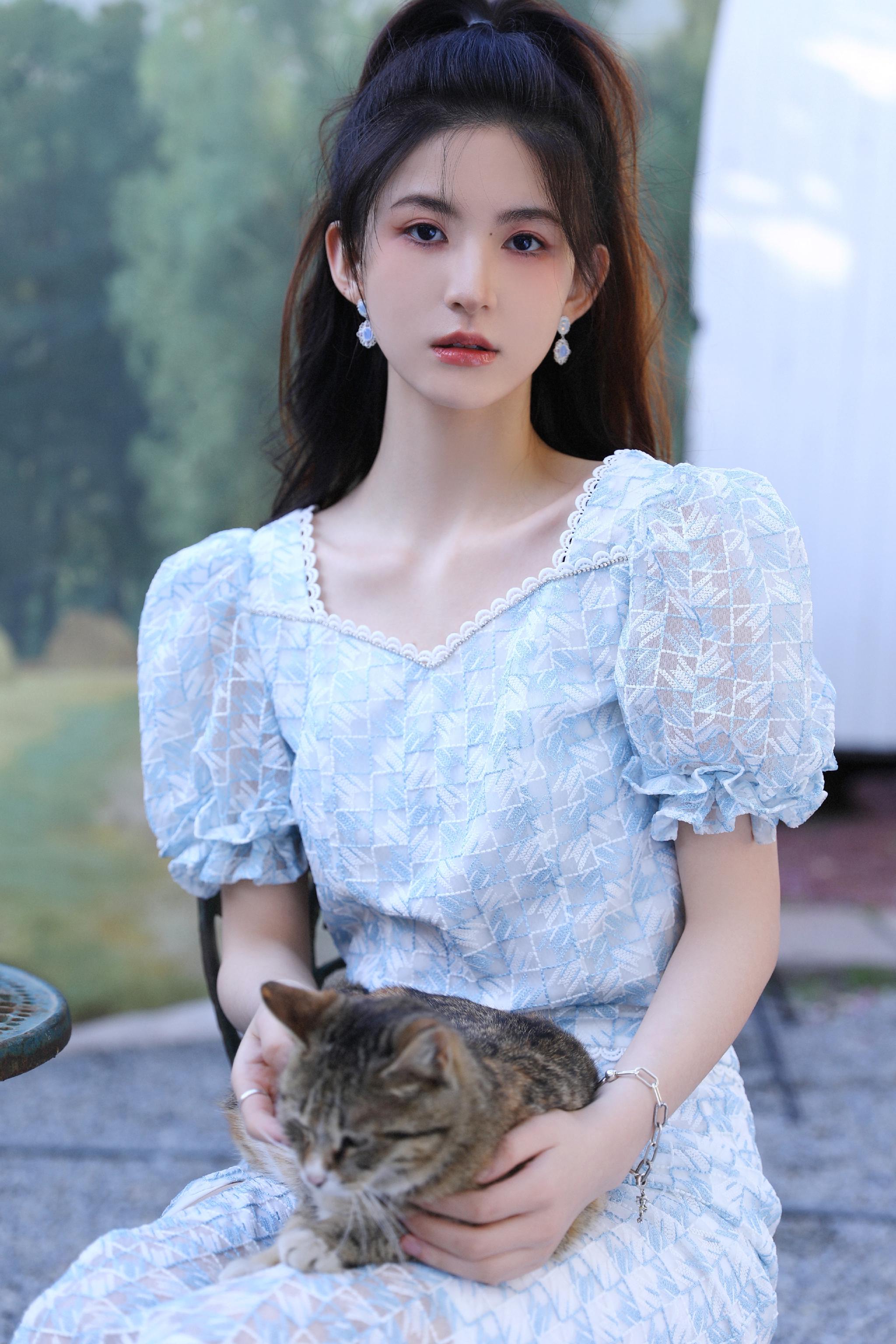 新人演员@刘诗琪67 今天发布了一组春日写真……__财经头条