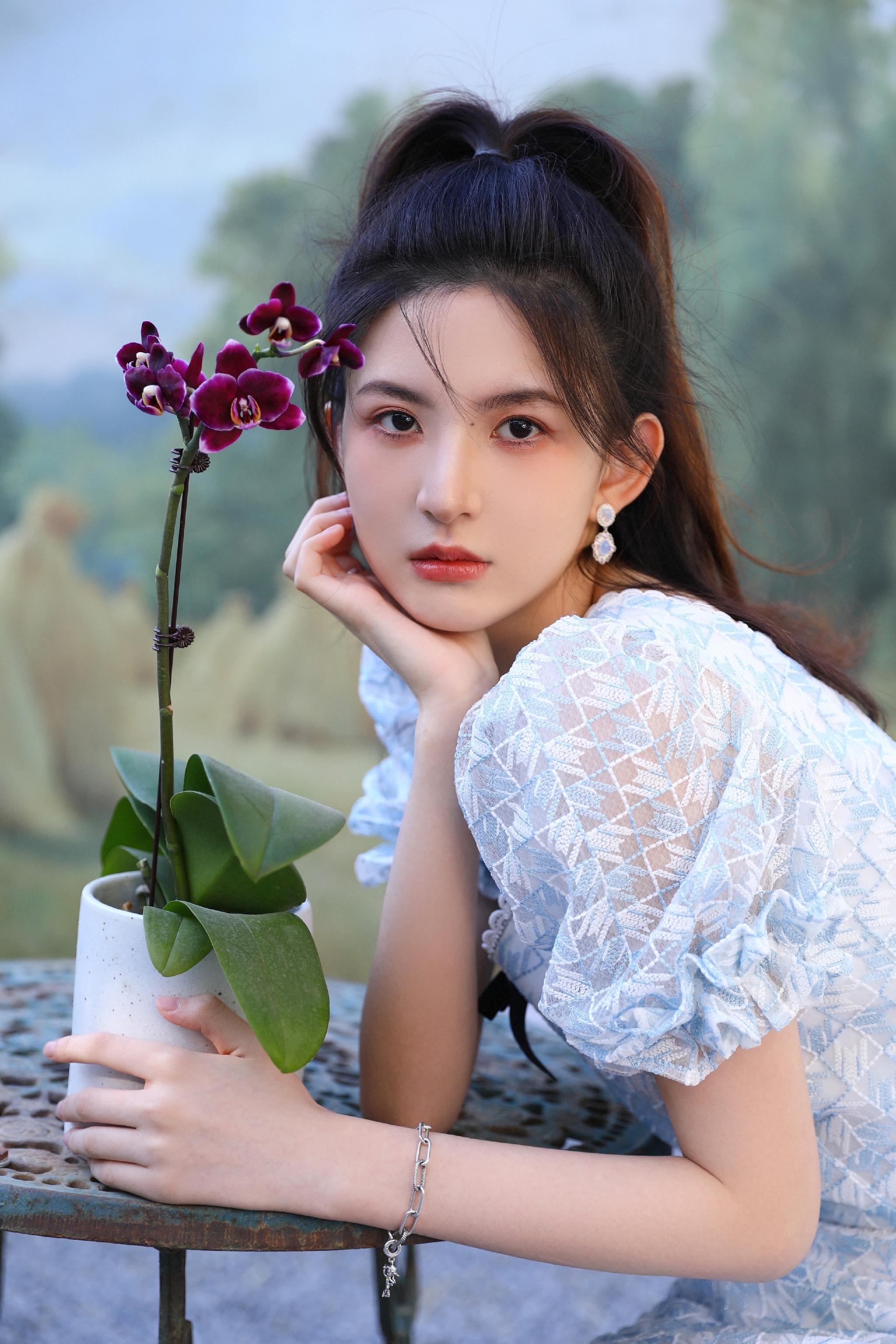 新人演员刘诗琪67今天发布了一组春日写真