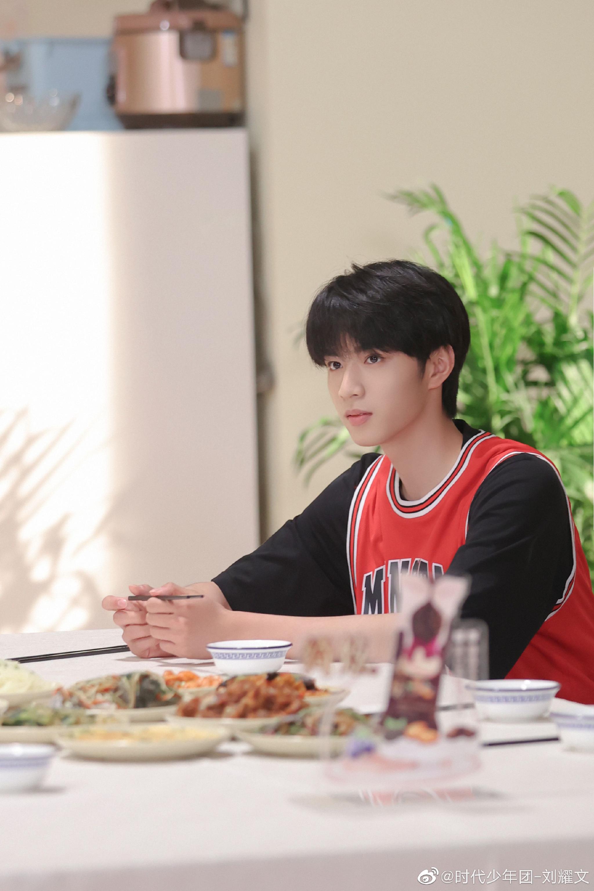 刘耀文发博庆祝萌探2开播 我们小刘同学好棒!