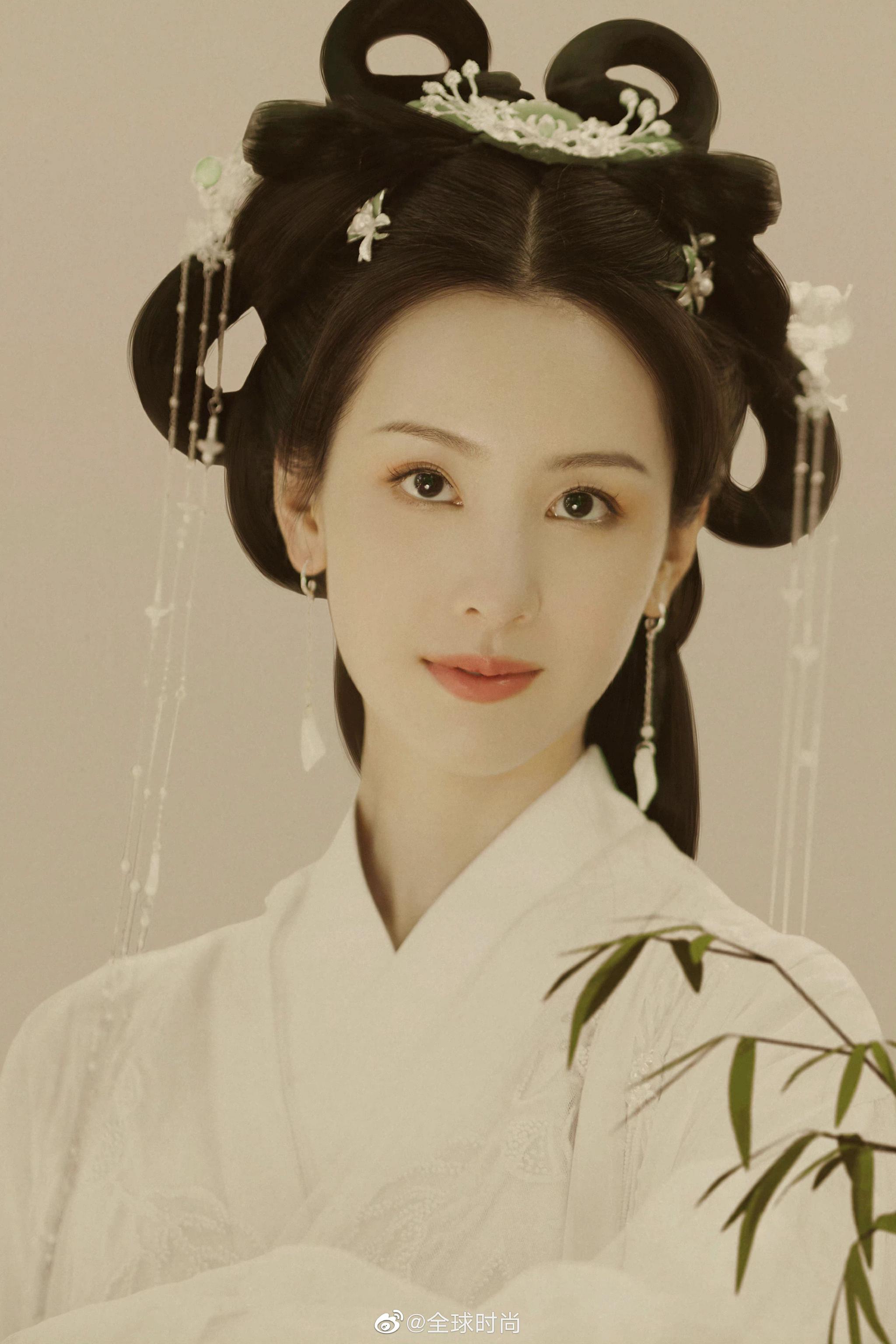 陈都灵竹林古装写真巧笑倩兮美目盼兮