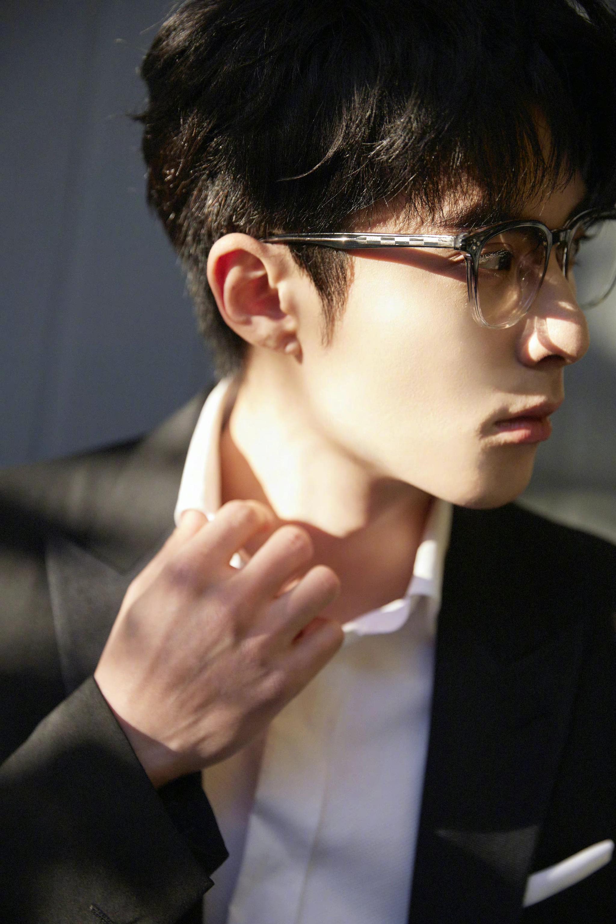 王鹤棣今日活动造型 一身黑西装搭配白衬衫……_高清图集_新浪网