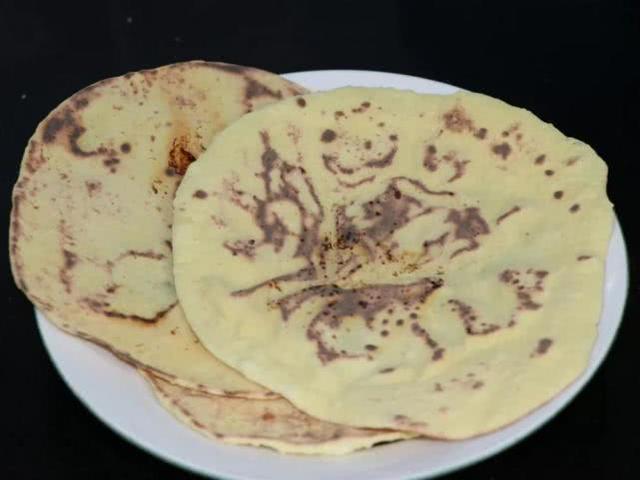 (图为做好的松花饼)松花的用法很多,可以用来泡酒,酿酒,可以作为食材