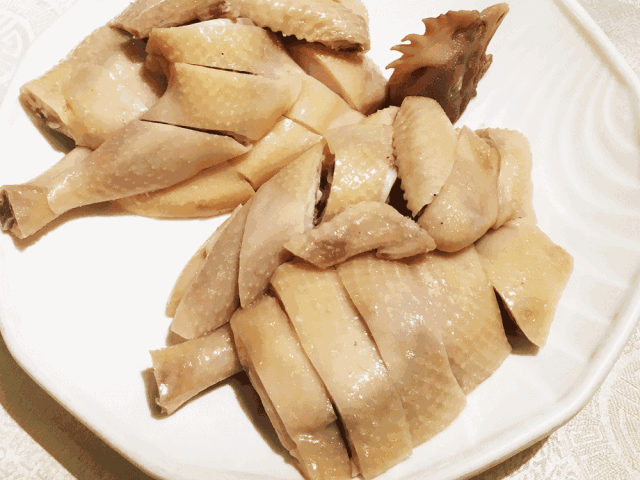 湛江人尤其喜爱 是节日宴客的第一菜"白切鸡"最为出名白切类粤西菜中