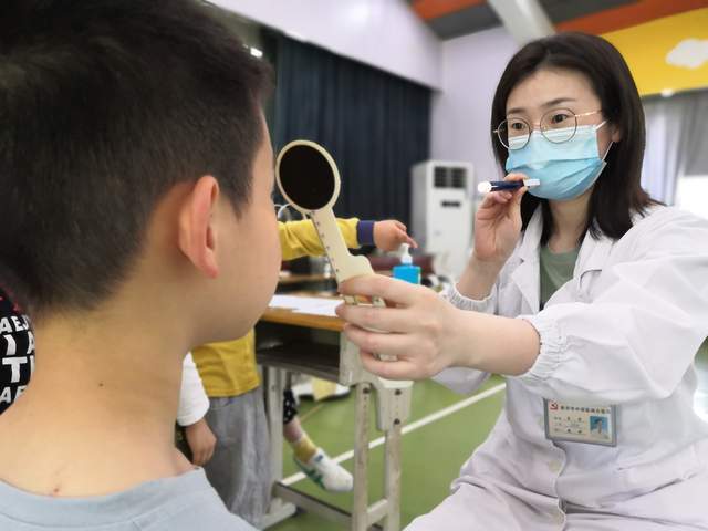 室的老师们一起,为该校一年级六个班的学生进行了视力检测,眼位检查