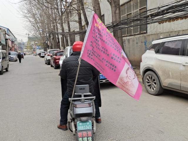 女子为找女儿把门店改名为寻女手机店12年发了10万份寻人启事