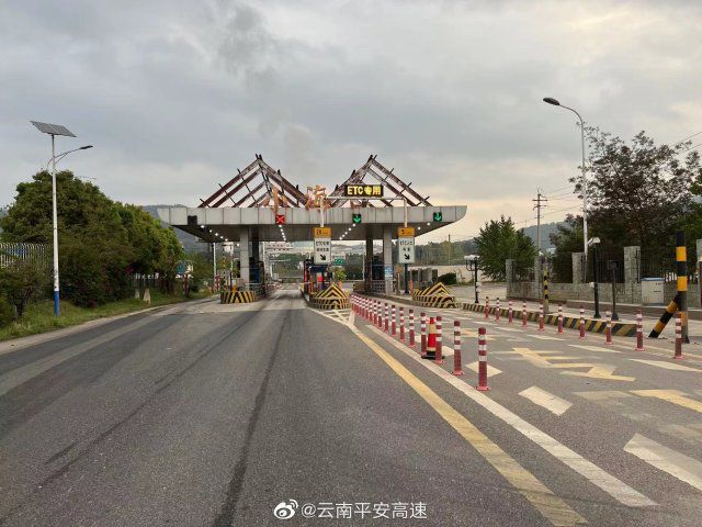 45路况昆明绕城高速东南段一货车抛锚等待救援请注意避让