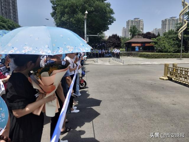 高考首日 考点外少了焦虑多了从容 家长说：希望孩子放下包袱轻松上阵休闲区蓝鸢梦想 - Www.slyday.coM