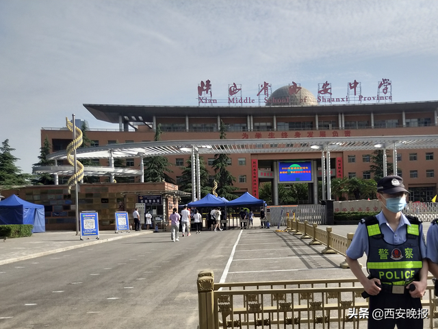 高考首日 考点外少了焦虑多了从容 家长说：希望孩子放下包袱轻松上阵休闲区蓝鸢梦想 - Www.slyday.coM