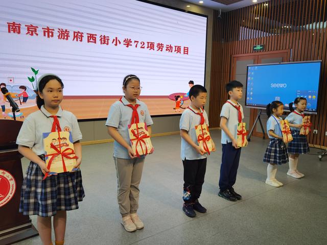 “让孩子们拥有幸福生活的能力”江苏各地中小学的劳动课“热火朝天”进行时休闲区蓝鸢梦想 - Www.slyday.coM