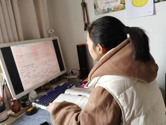 在线上教学期间,李楠楠老师除了每天兢兢业业地完成自己班级的教学