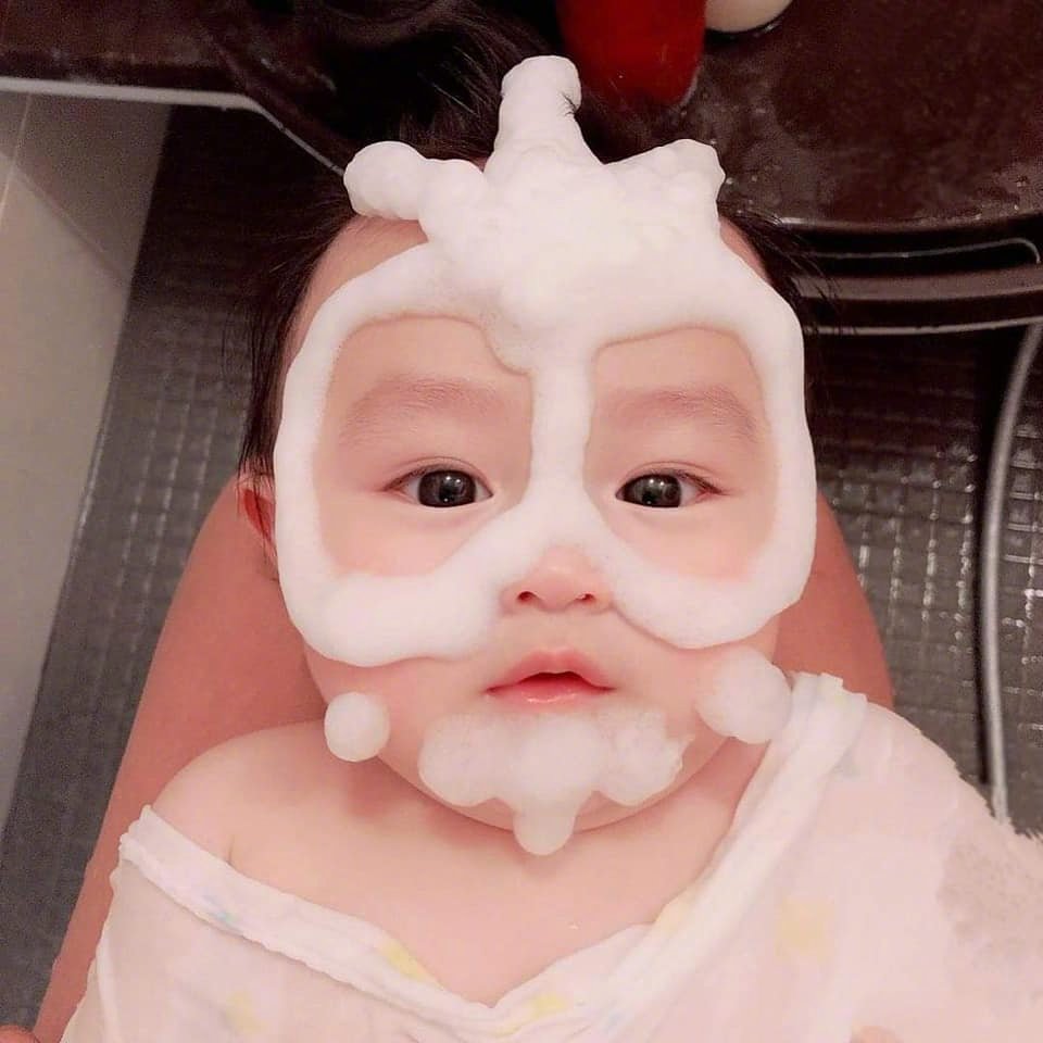 日本一名妈妈替宝宝洗澡时,用泡泡给孩子搞怪!