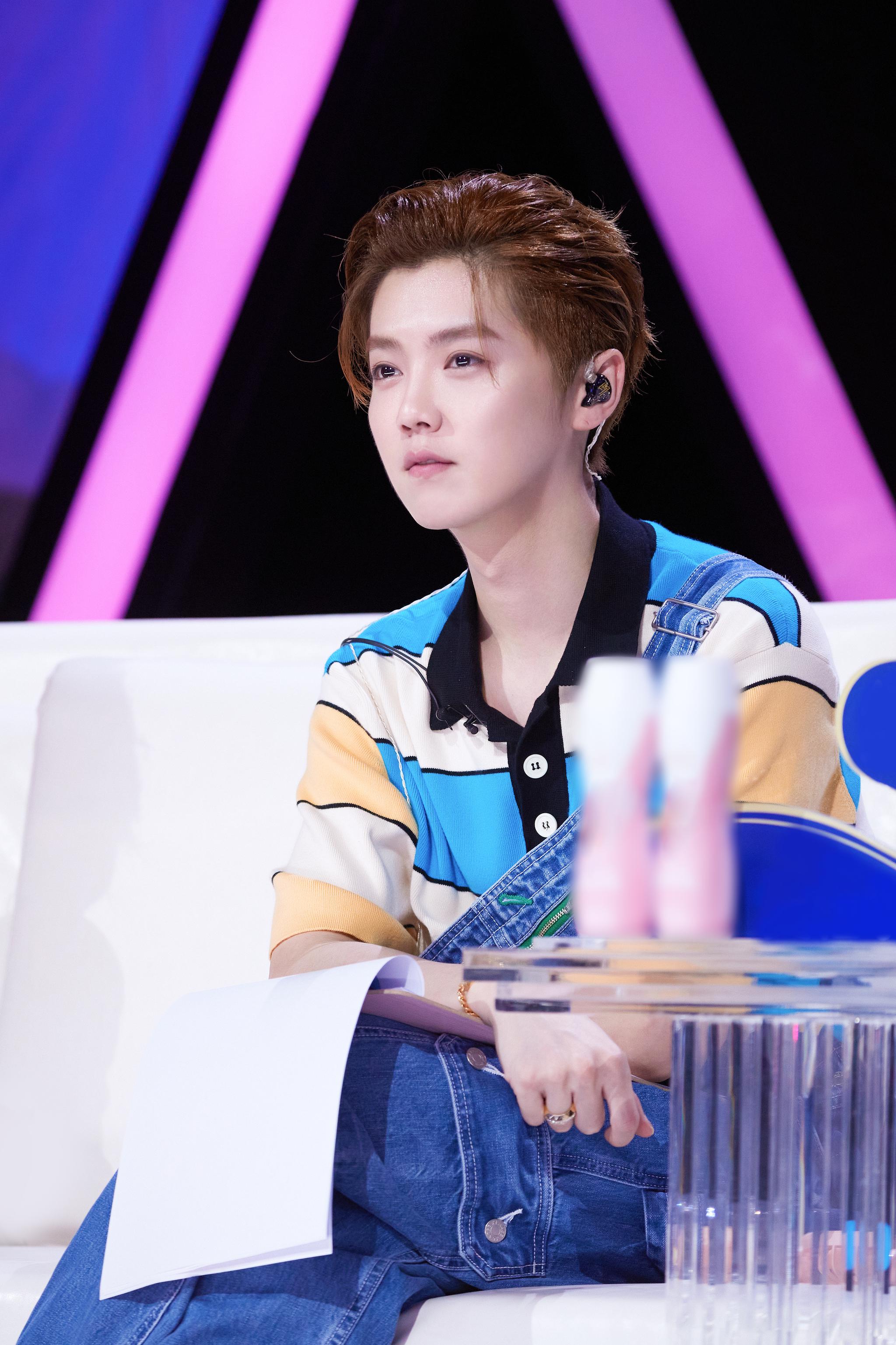 鹿晗@m鹿m 创造营全新look释出!条纹短袖衫搭配牛仔背带裤