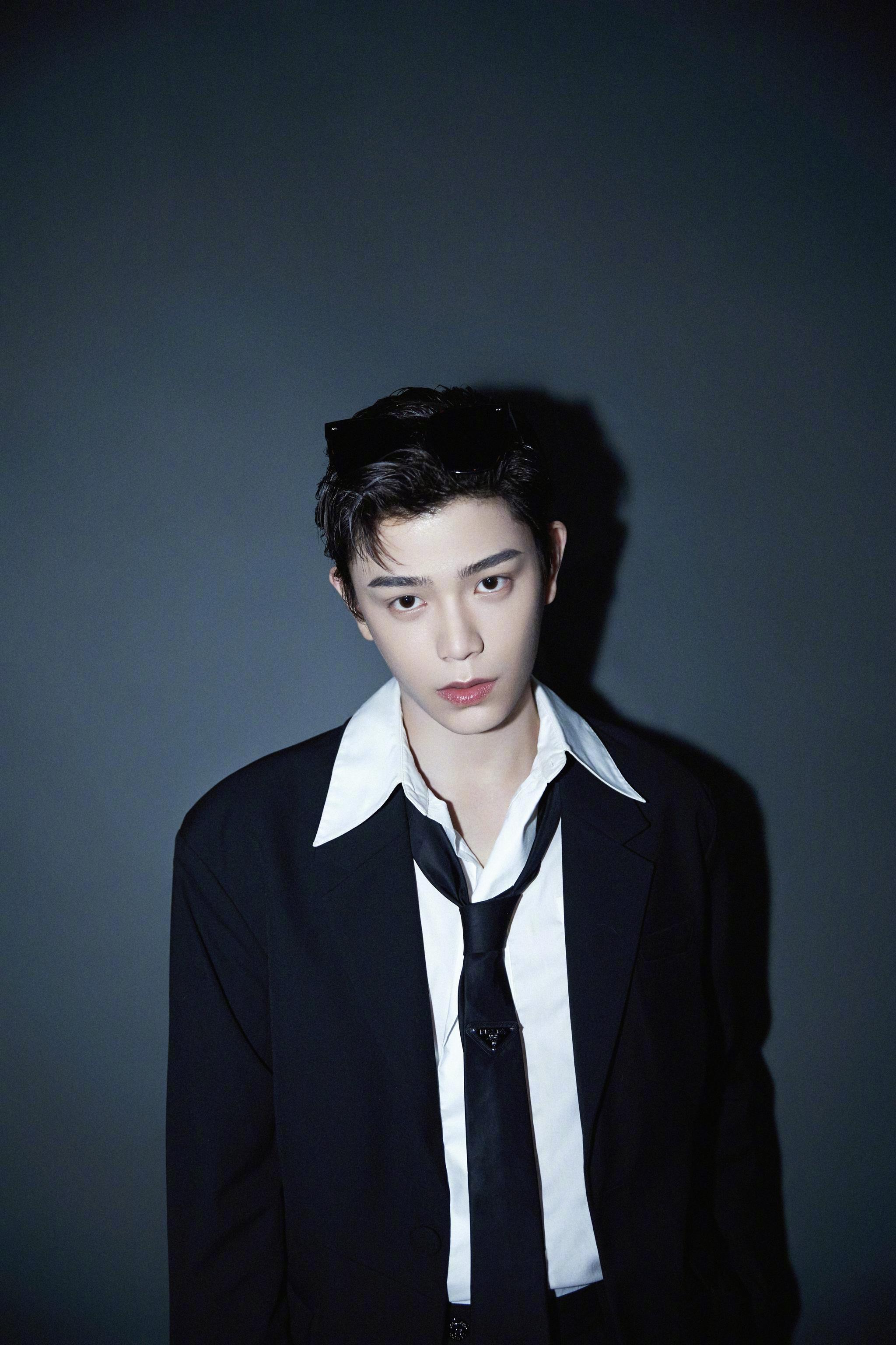 今日活动西装背头造型太"鲨"了!|prada|背头造型|丁禹兮_新浪新闻