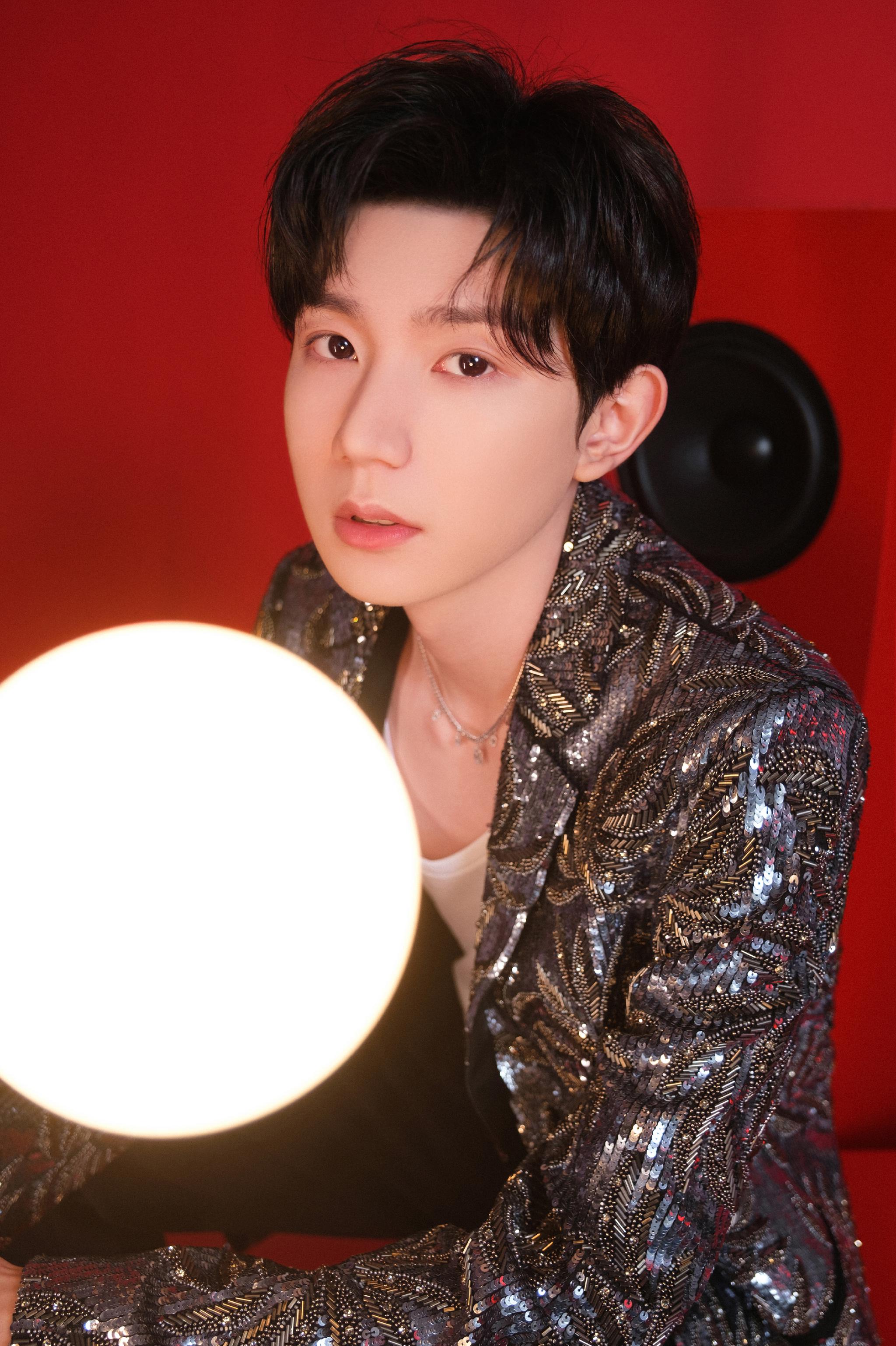 王源湖南卫视跨年演唱会造型图银色钉珠亮片西装定格闪耀瞬间