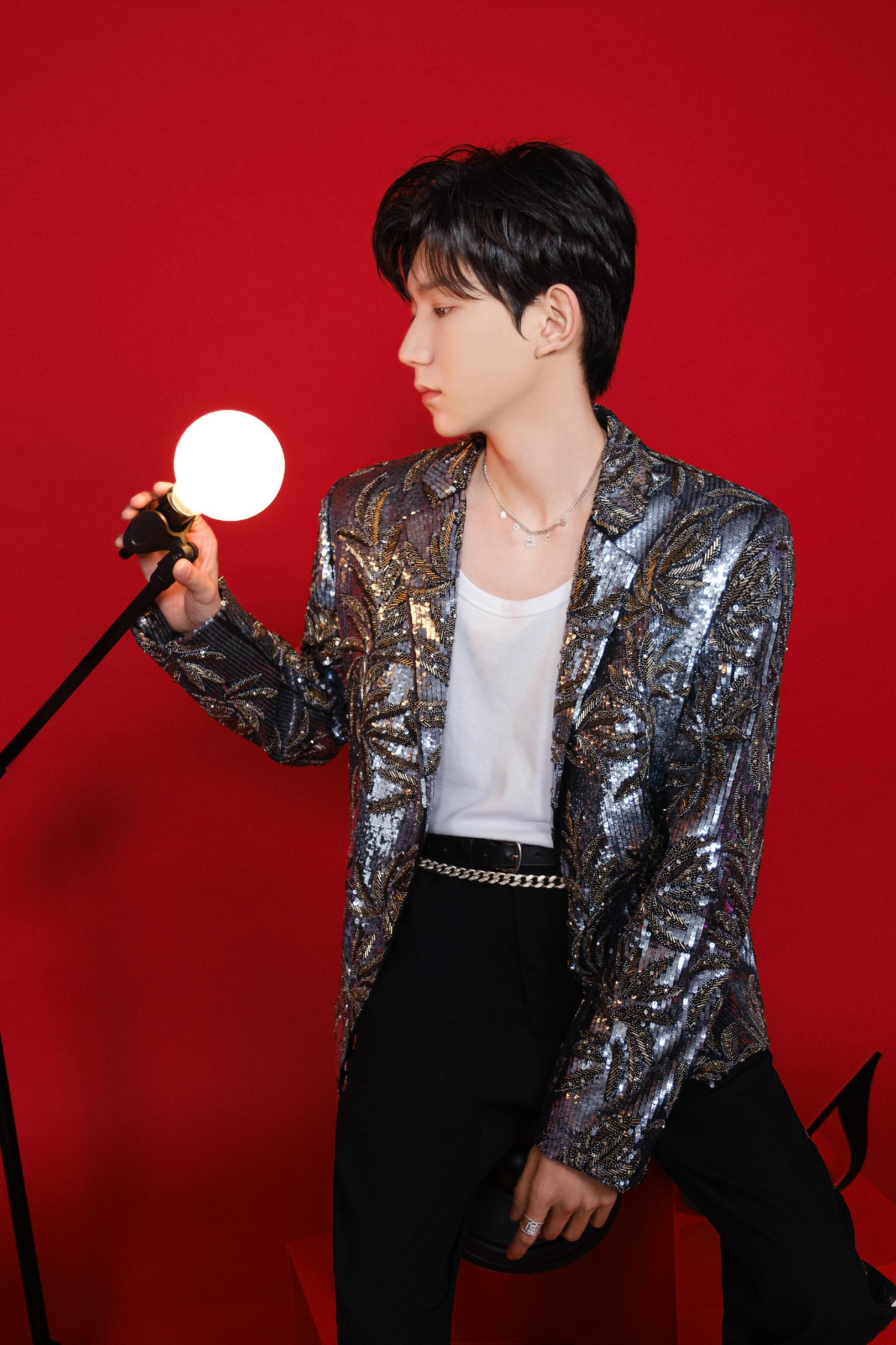 王源湖南卫视跨年演唱会造型图银色钉珠亮片西装定格闪耀瞬间