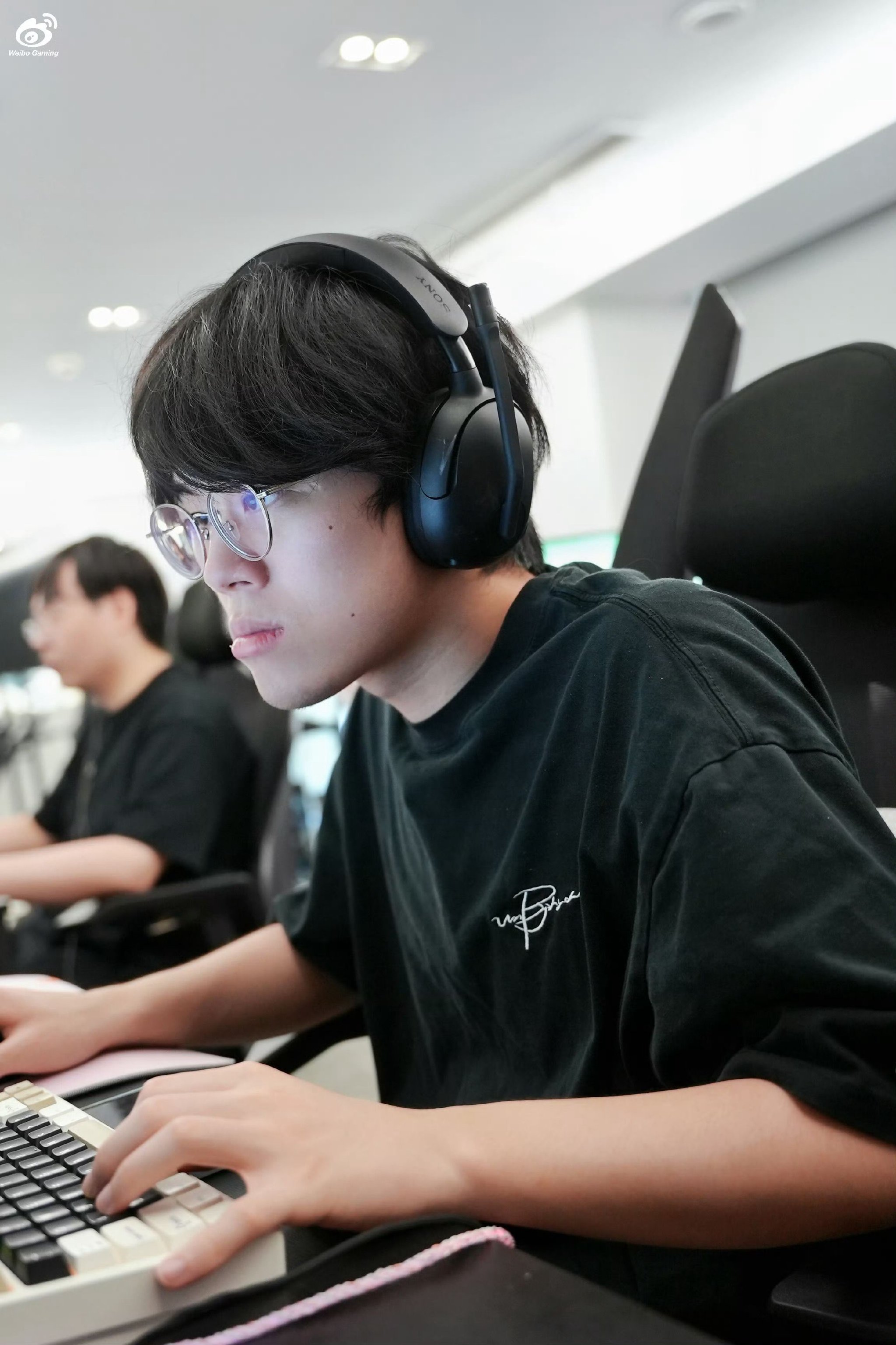 wbg分享了训练图erha坐到呼吸旁边了 难道说?