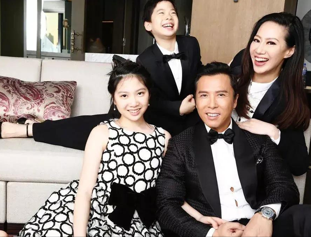 甄子丹为13岁儿子庆生!女儿打扮得好成熟,甄济嘉穿西装变小正太