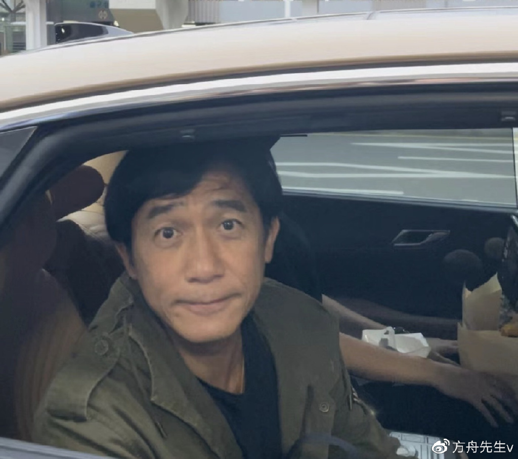 梁朝伟出席釜山电影节红毯，穿西装笑容腼腆，现场粉丝欢呼人气高休闲区蓝鸢梦想 - Www.slyday.coM