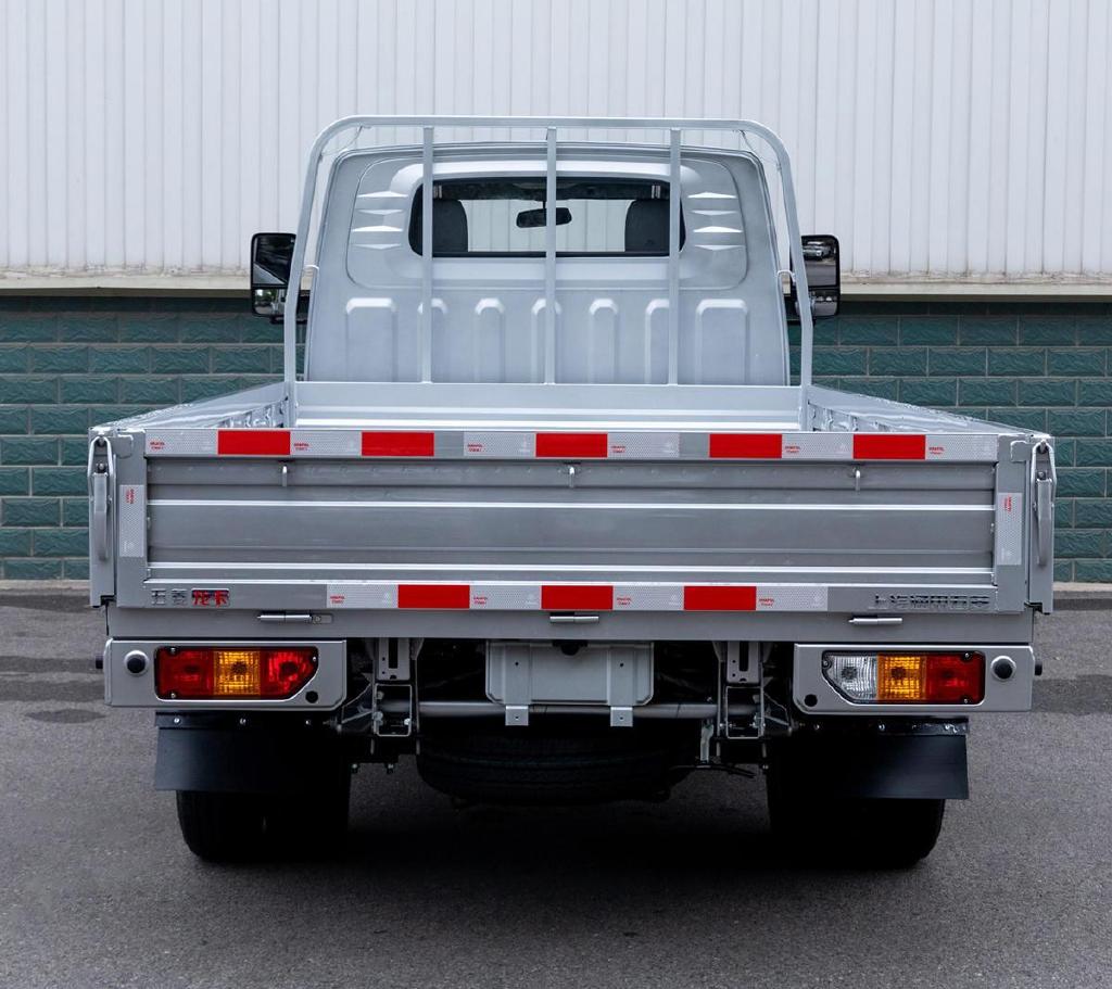 五菱新款宽体小卡曝光,外观很年轻时尚,6轮,搭载2.0l动力