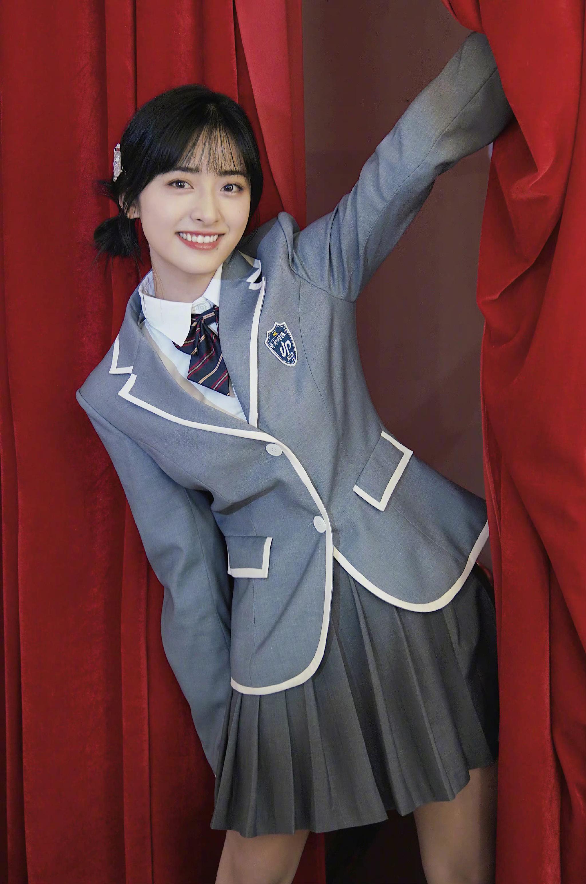 沈月校服大片回到校园时光今天是元气少女沈月哟