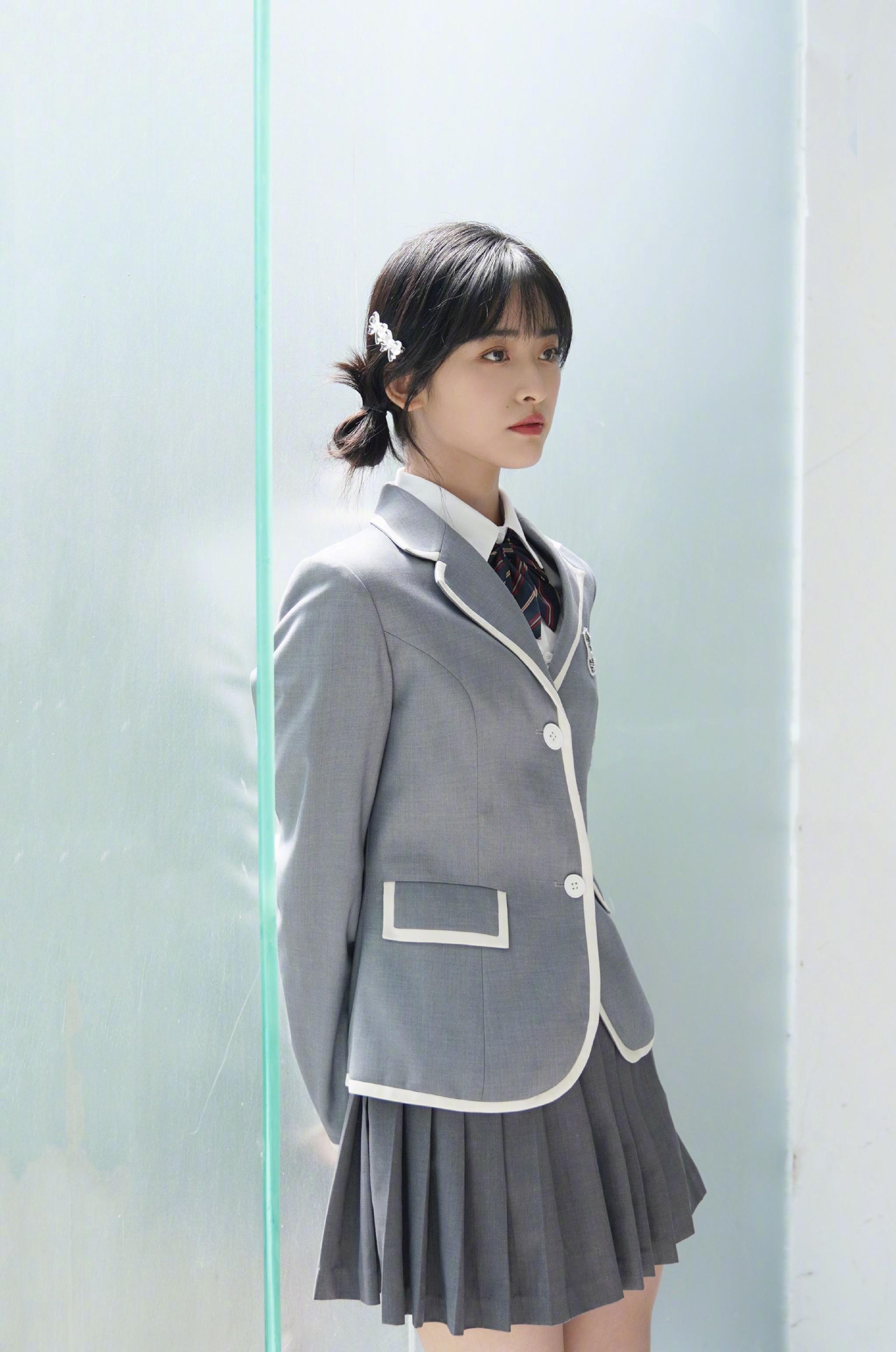 沈月校服大片回到校园时光今天是元气少女沈月哟