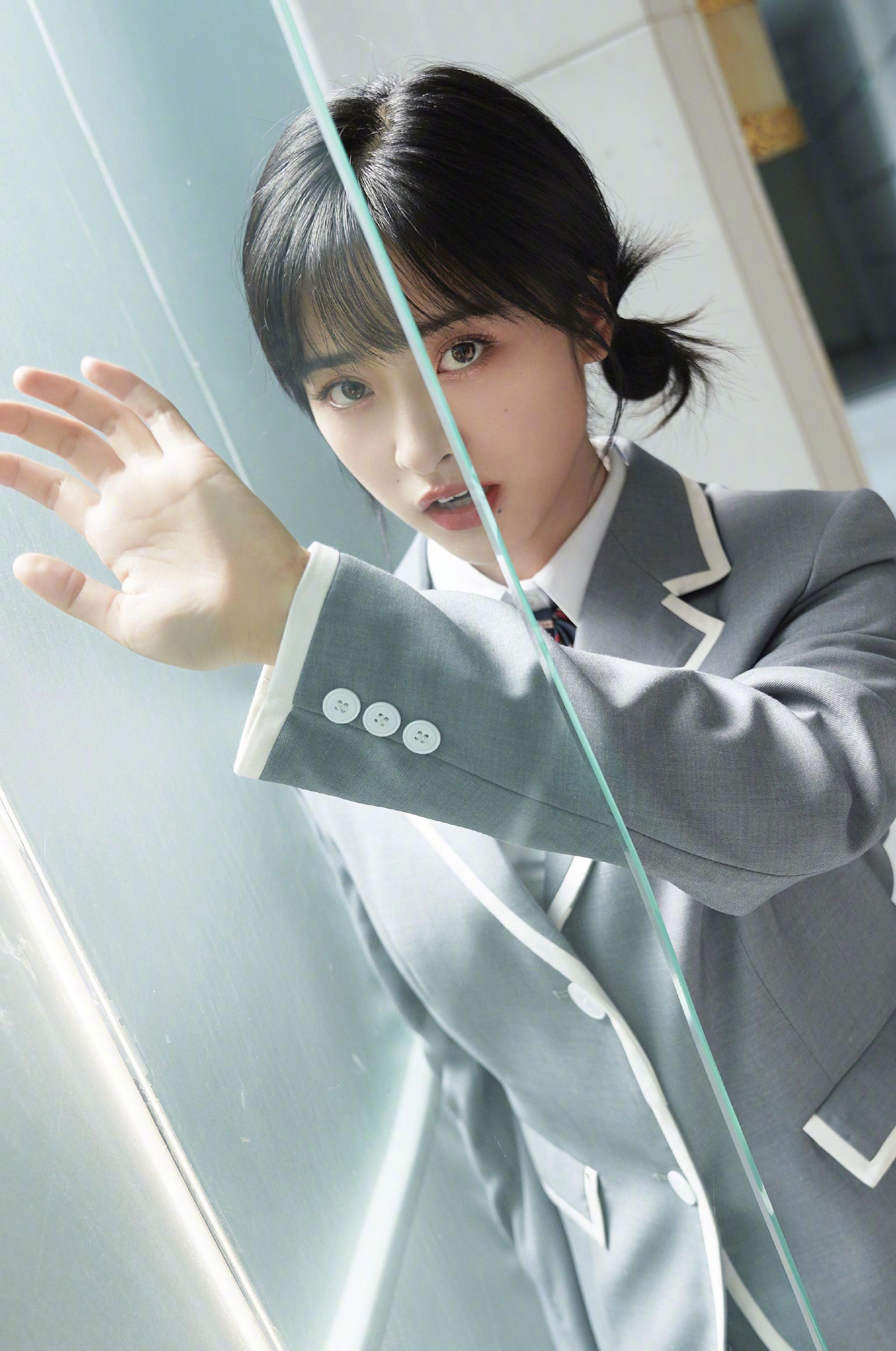 沈月校服大片回到校园时光今天是元气少女沈月哟