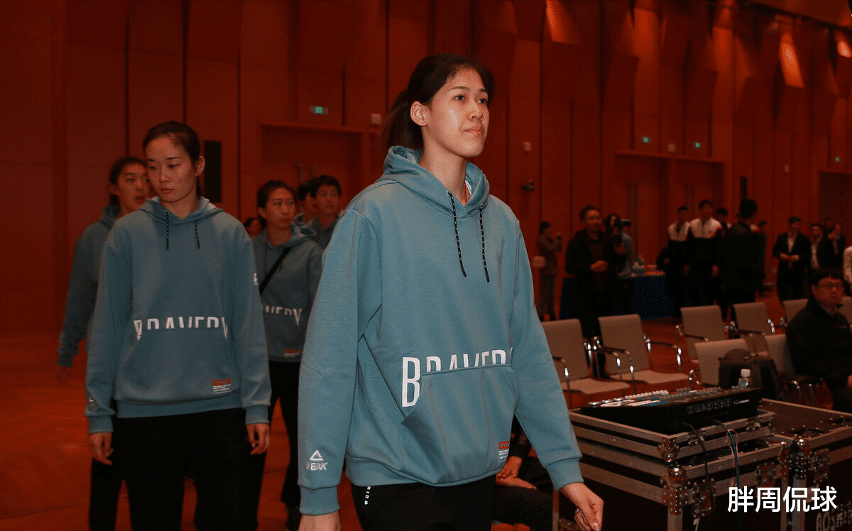 李盈莹首次回应垫脚,中国女排21岁核心自曝差点退役|央视|李盈莹