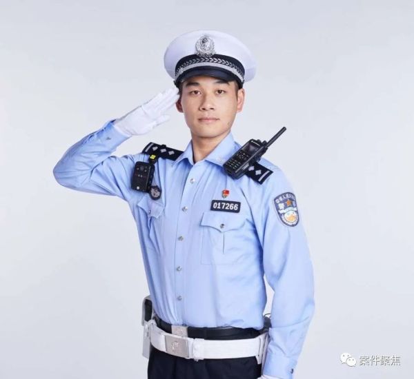 警察小熊公仔,制服陶瓷杯等礼物此外还有中国人民警察节