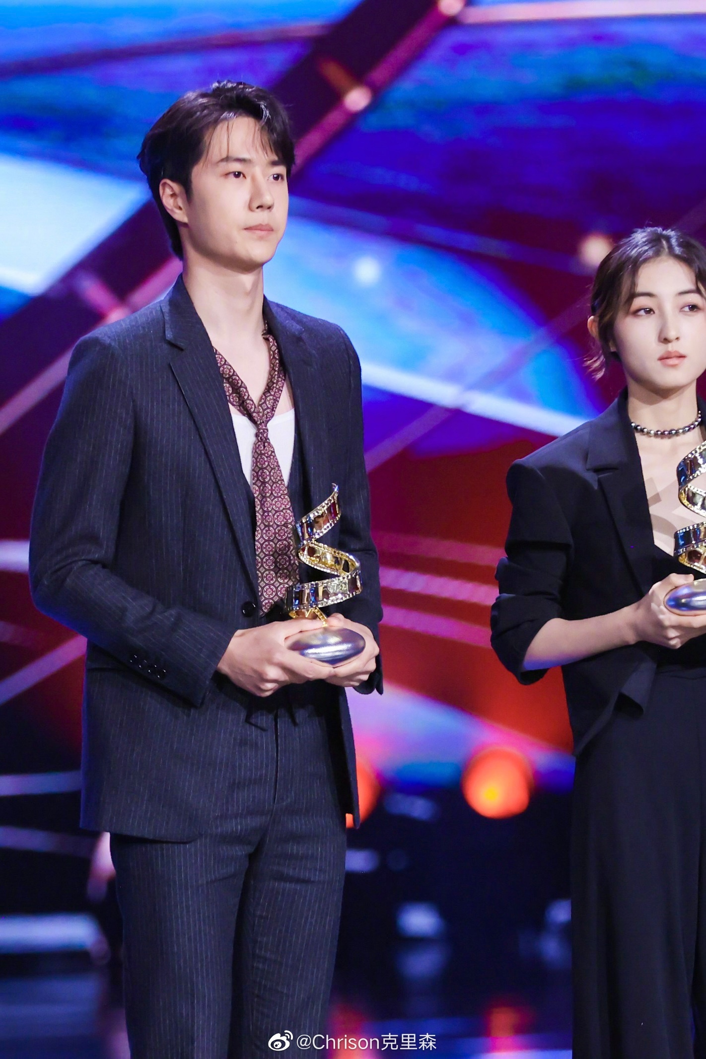 王一博的第二套造型,依旧瘦削高挑的celine look__财经头条