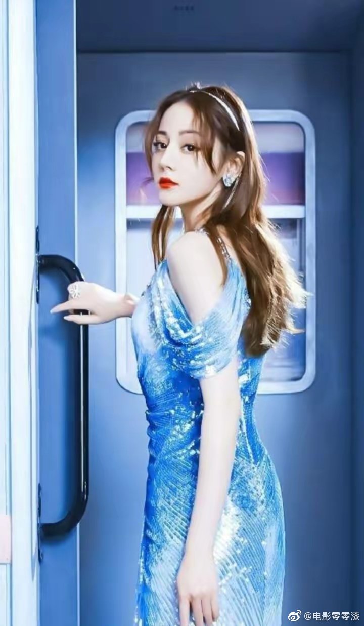 亮蓝色深v长裙,露肩的设计极具女人味,骨感和曲线美相得益彰……_高清